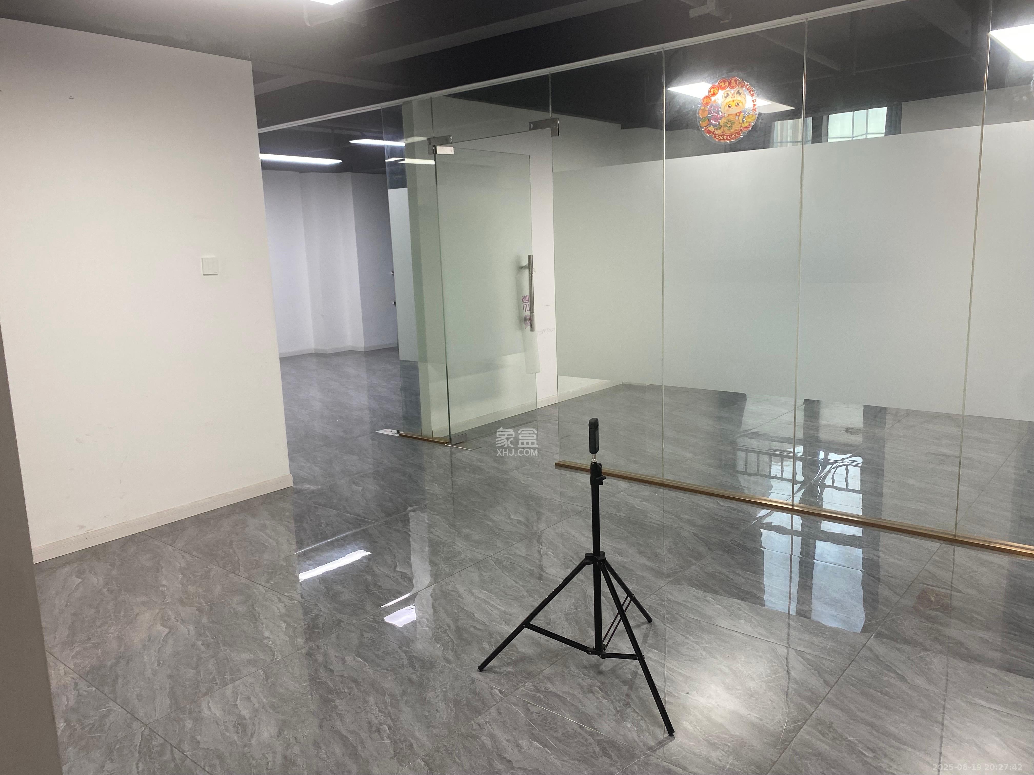 蓝湾国际广场  1室0厅0卫    9000.0元/月 蓝湾国际广场  1室0厅0卫    9000.0元/月室内图