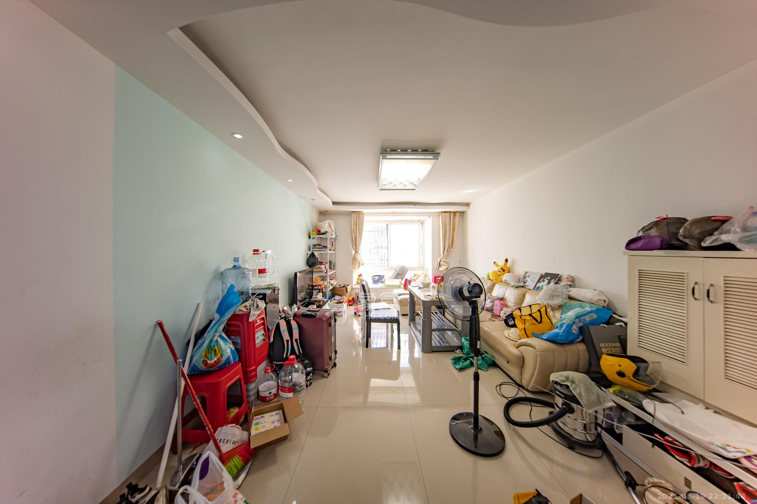 枫华府第 1室2厅1卫 46.0万 枫华府第 1室2厅1卫 46.0万客厅