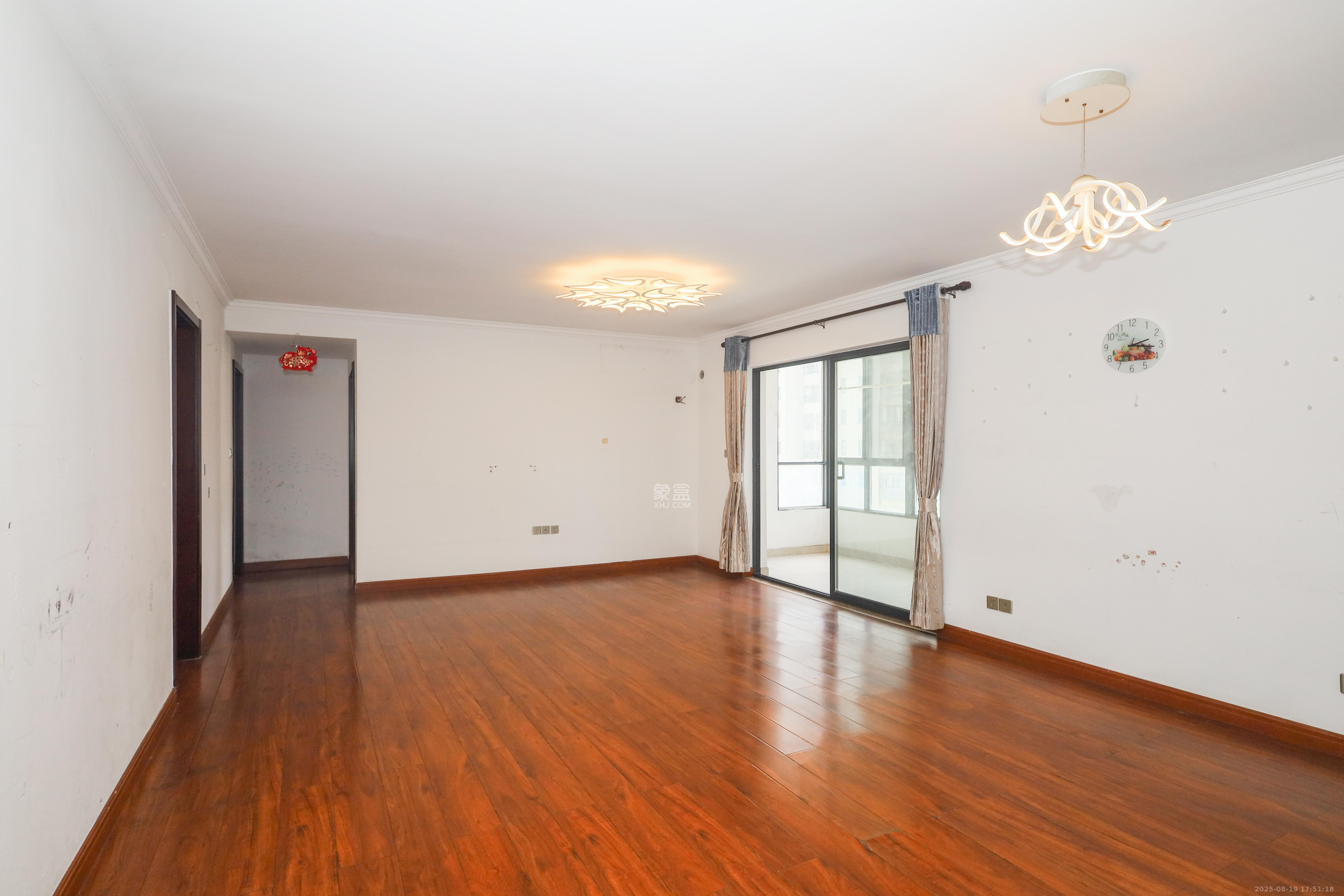 好莱城(弘德西街) 4室2厅2卫 104.0万 好莱城(弘德西街) 4室2厅2卫 104.0万客厅