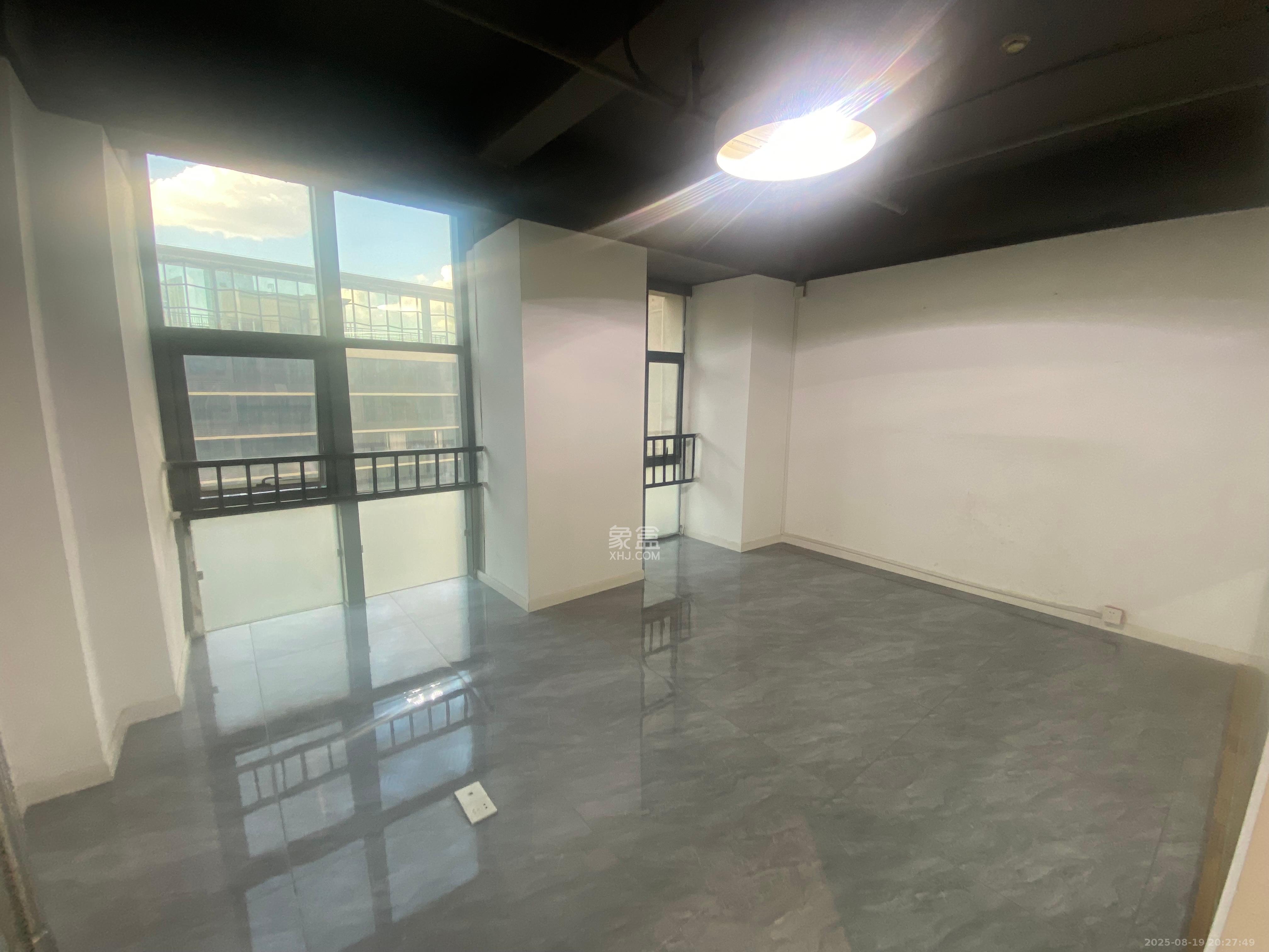 蓝湾国际广场  1室0厅0卫    9000.0元/月 蓝湾国际广场  1室0厅0卫    9000.0元/月室内图