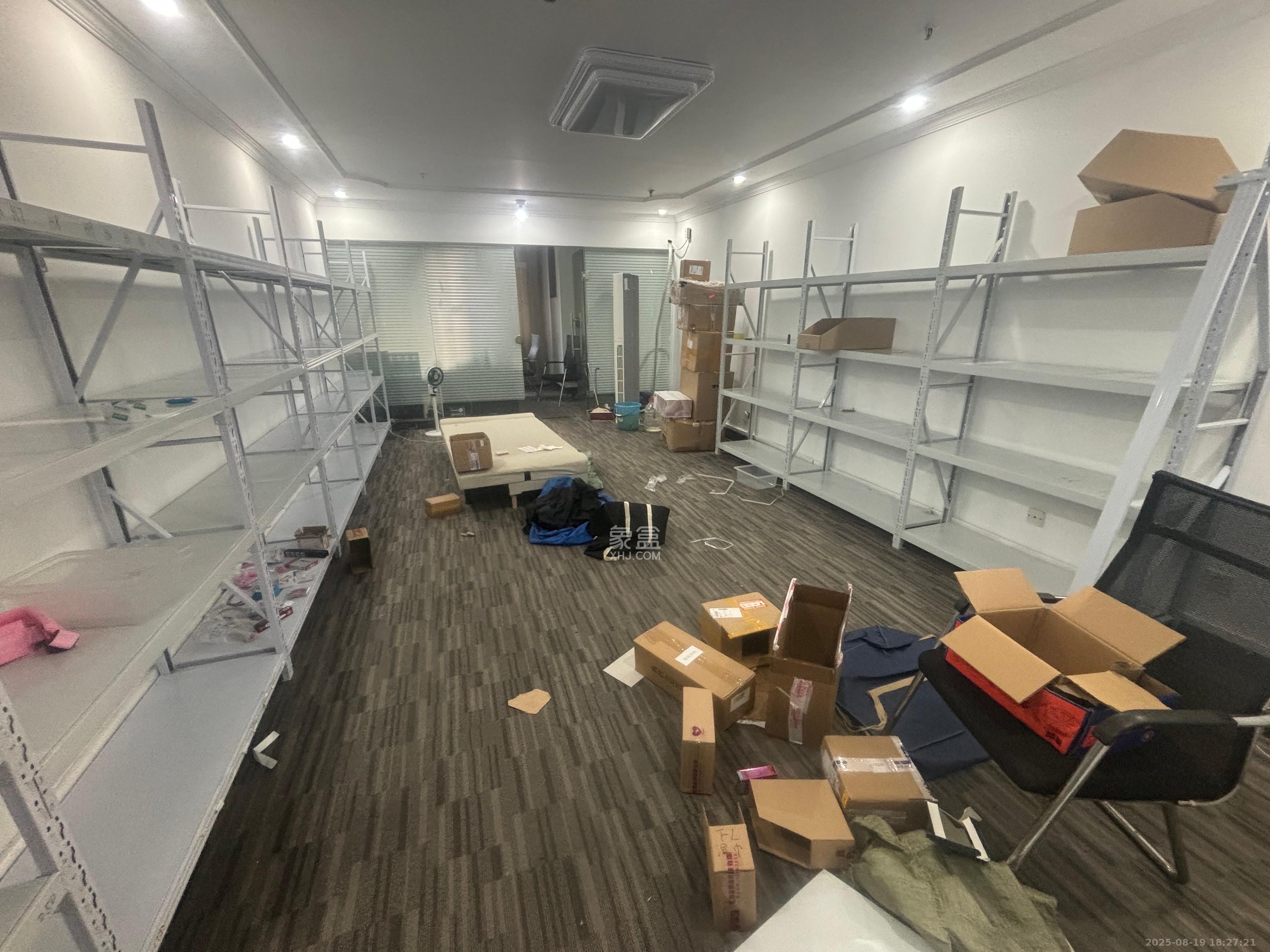 蓝色地标 1室1厅1卫 2400.0元/月 蓝色地标 1室1厅1卫 2400.0元/月室内图