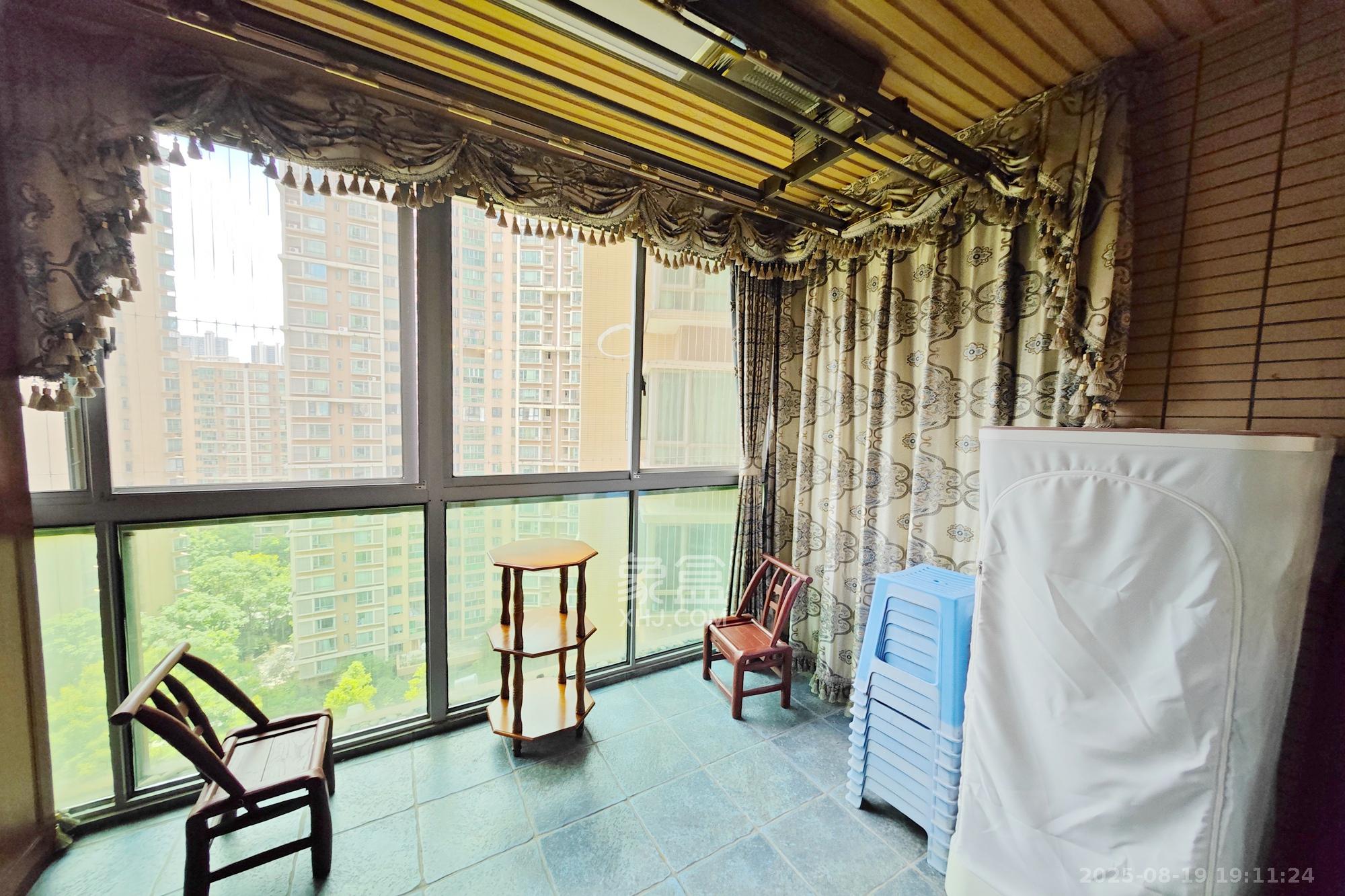 新城新世界一二三期  4室2厅2卫    218.0万阳台