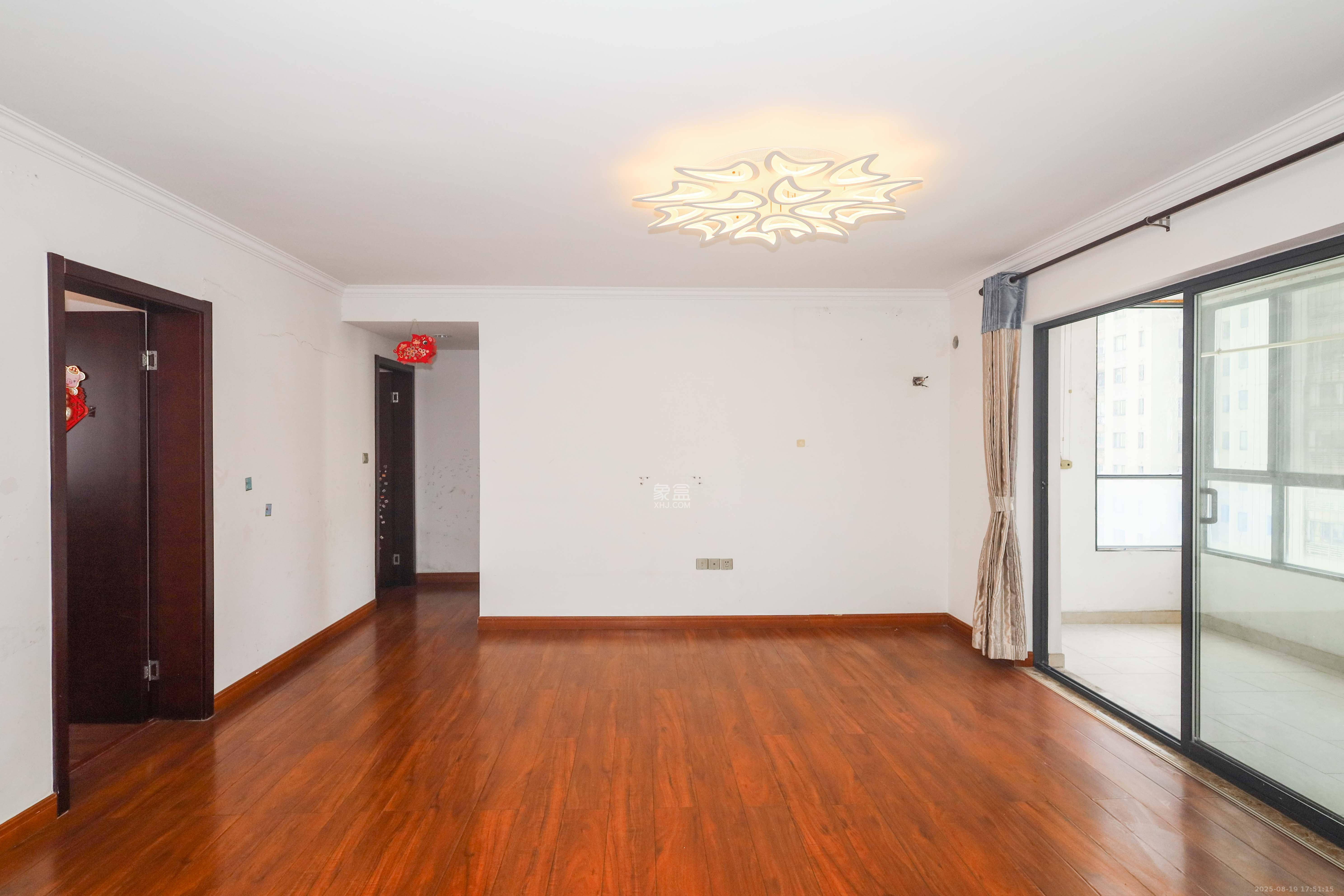 好莱城(弘德西街) 4室2厅2卫 104.0万 好莱城(弘德西街) 4室2厅2卫 104.0万客厅