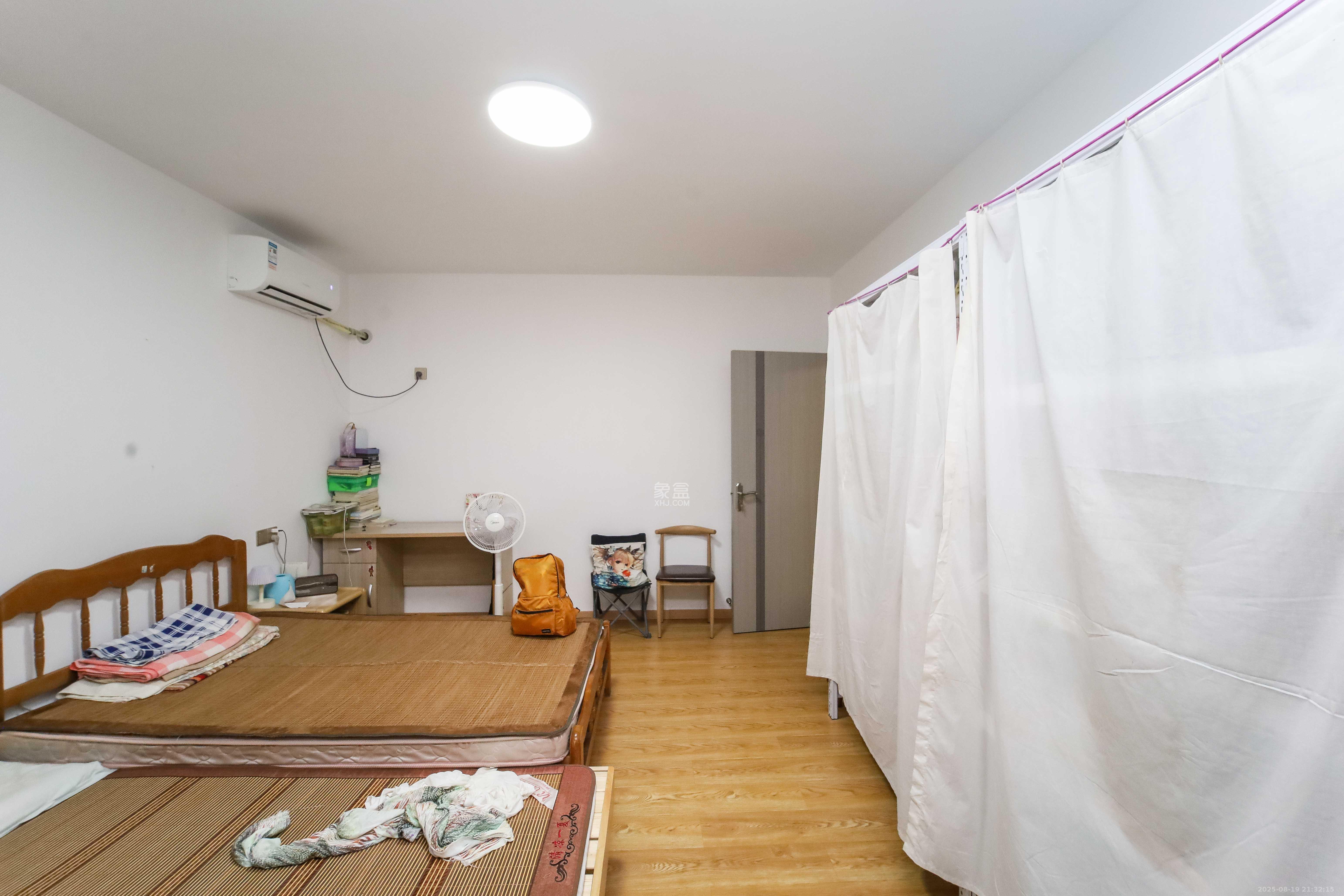 东方新城 3室2厅2卫 76.8万 东方新城 3室2厅2卫 76.8万卧室