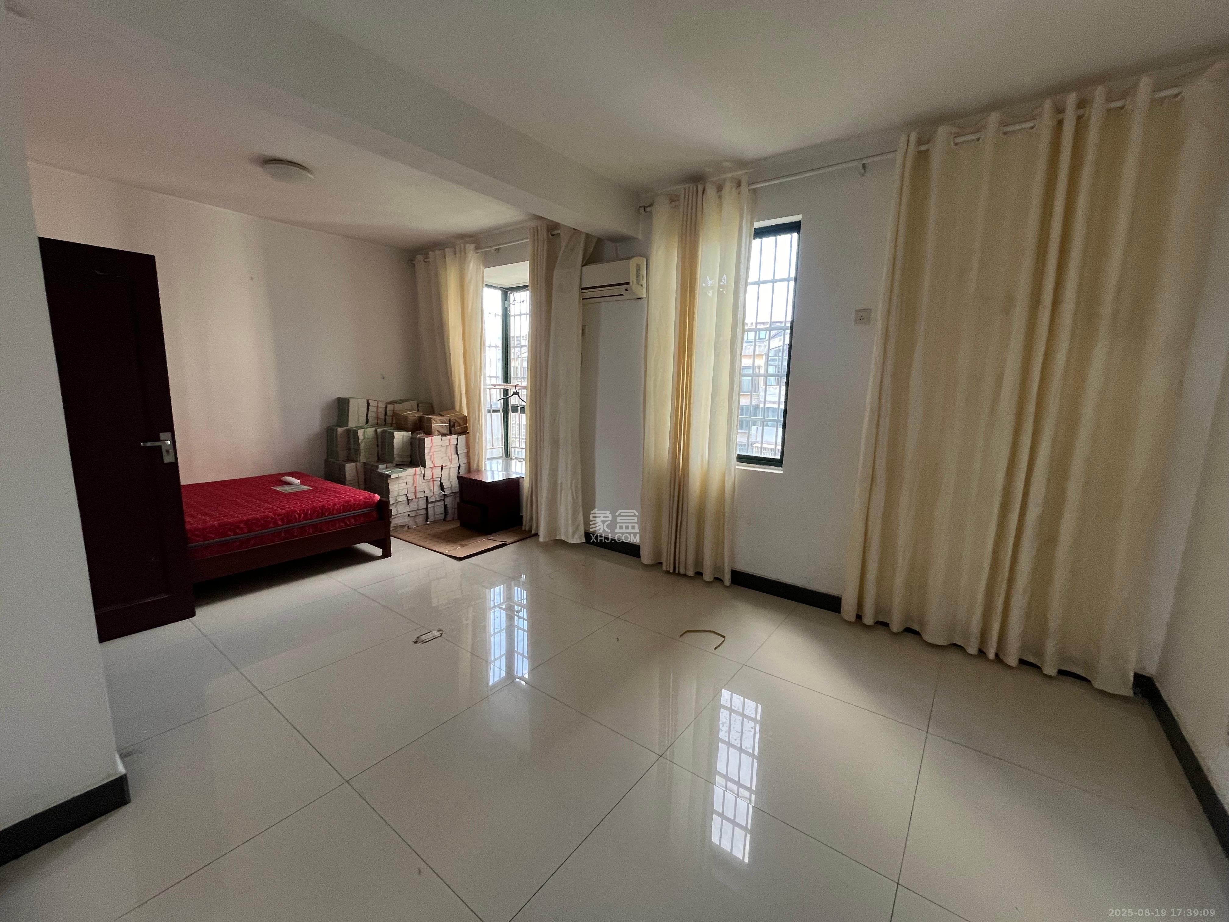 兴泰公寓  4室2厅1卫    2400.0元/月 兴泰公寓  4室2厅1卫    2400.0元/月室内图