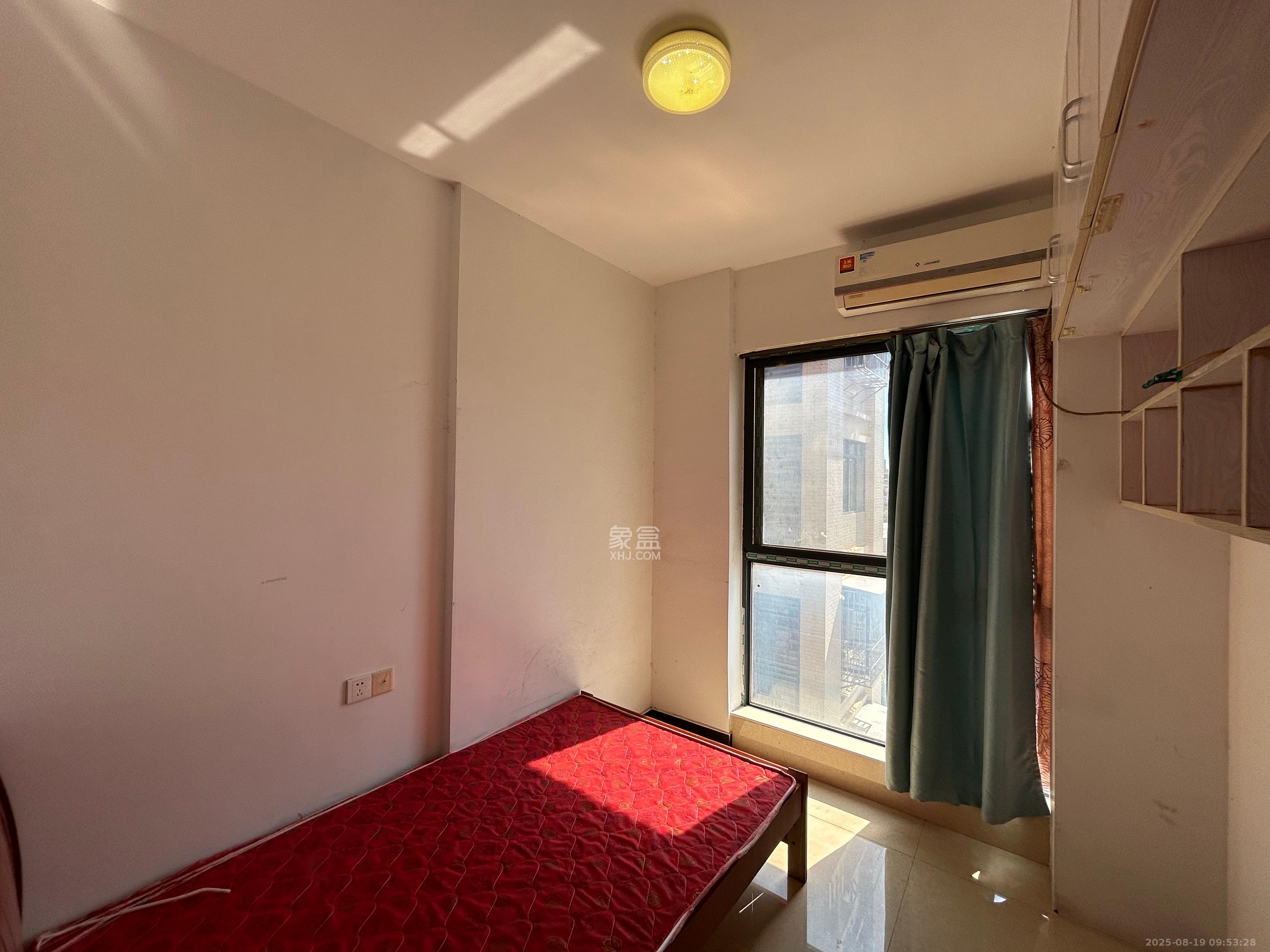 月亮湾草莓街区一、二期  3室2厅1卫    1800.0元/月 月亮湾草莓街区一、二期  3室2厅1卫    1800.0元/月室内图