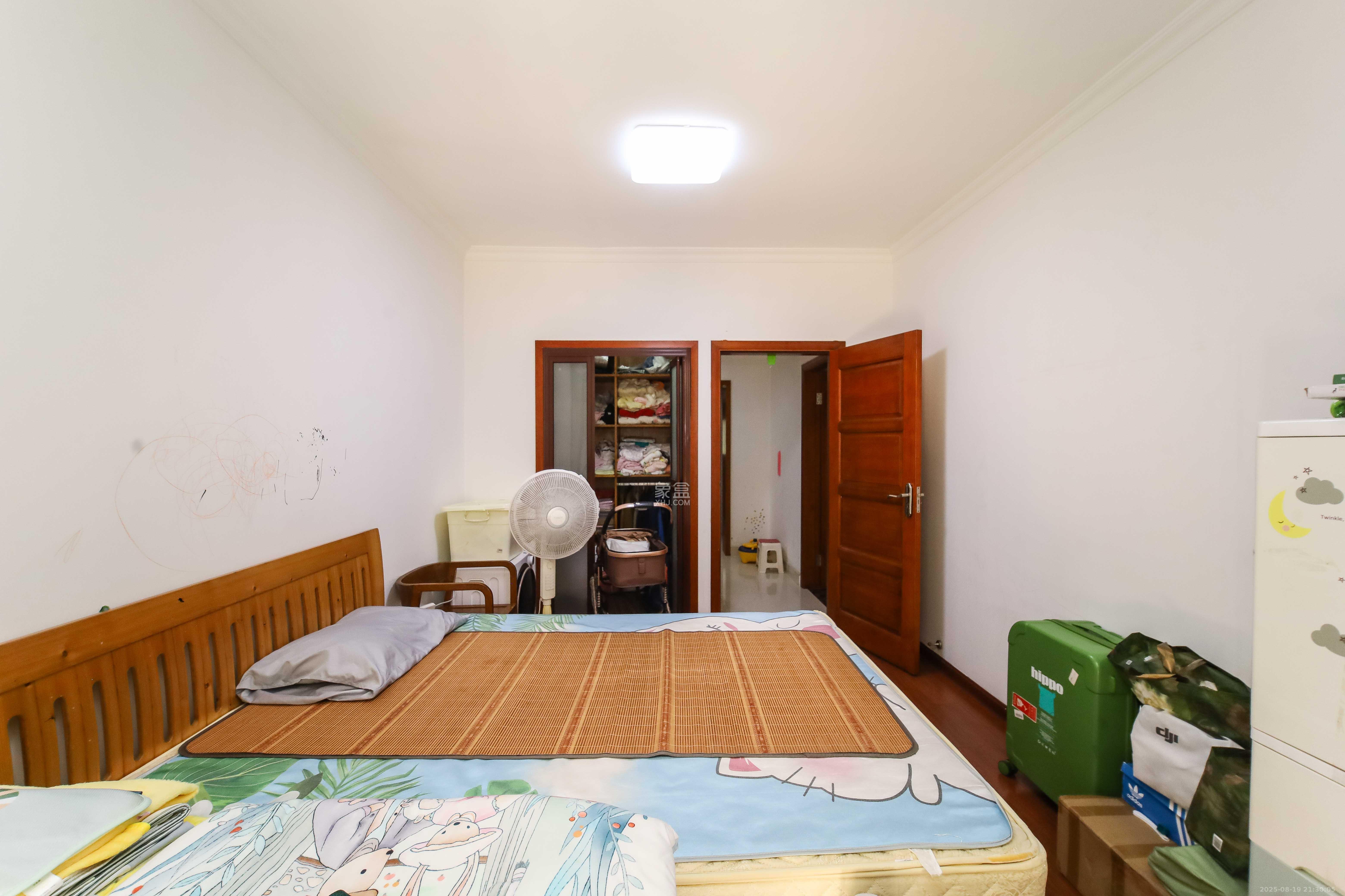 西街花园  3室2厅2卫    145.0万 西街花园  3室2厅2卫    145.0万卧室