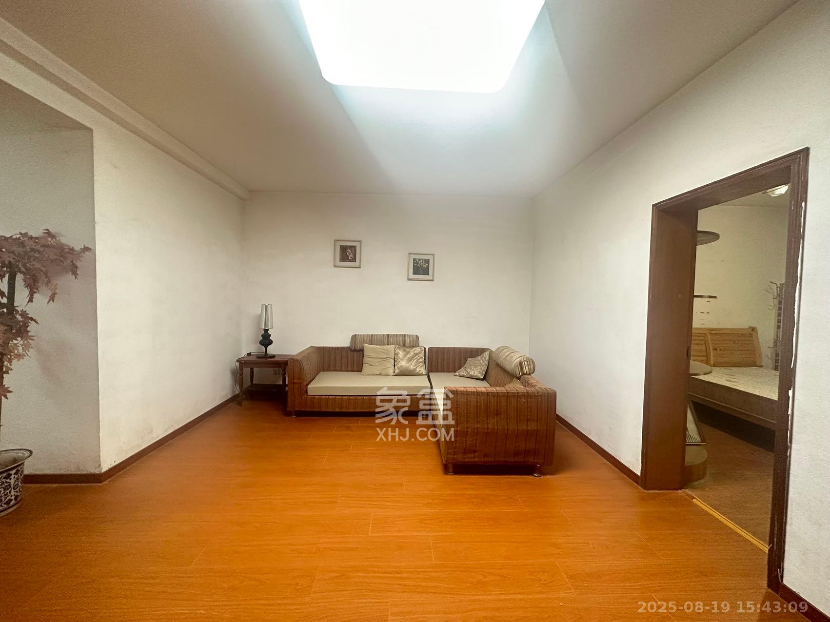 中南汽车世界  3室2厅2卫    1200.0元/月室内图