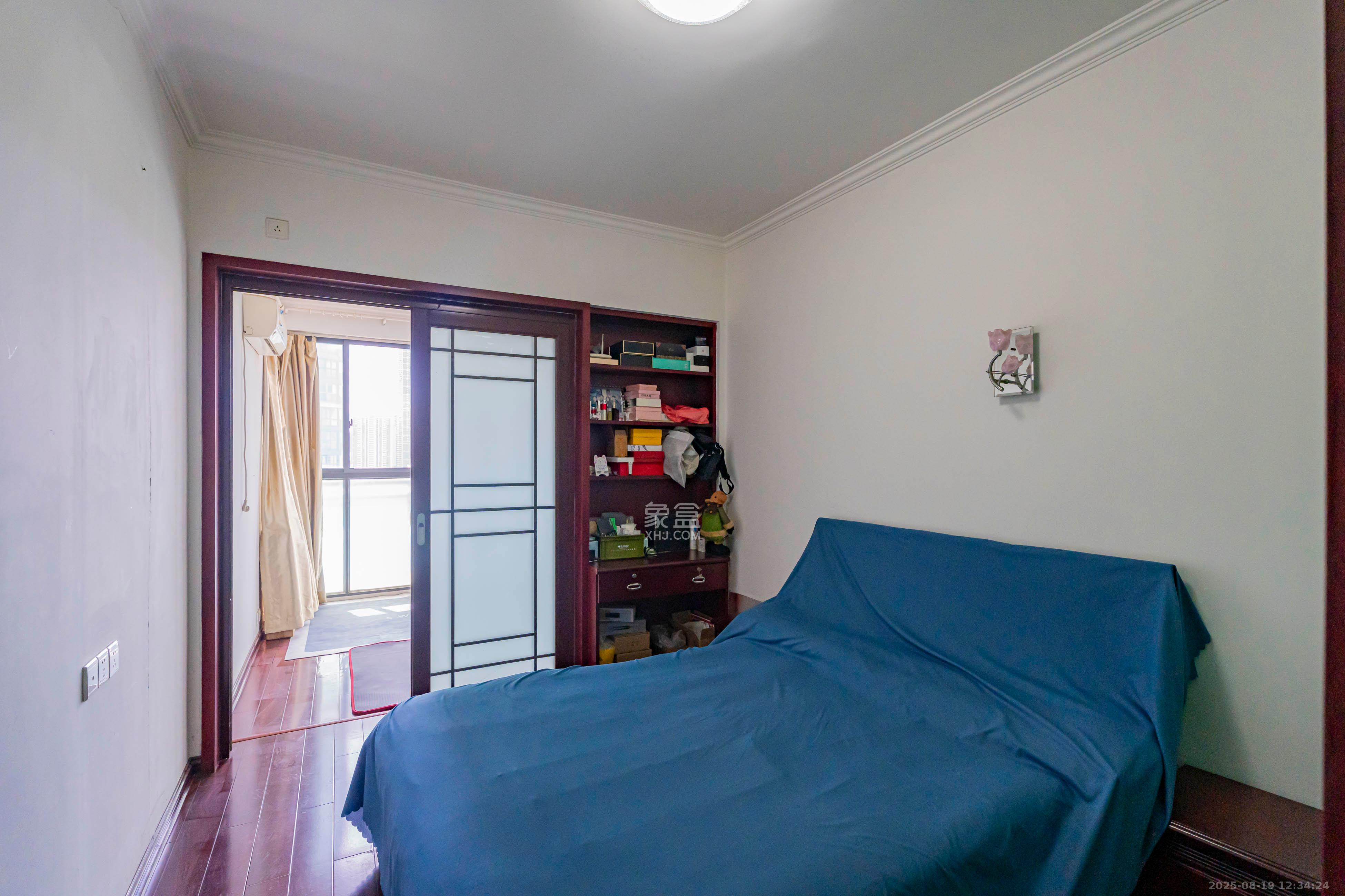 藏珑湖上国际花园  4室2厅2卫    148.0万卧室