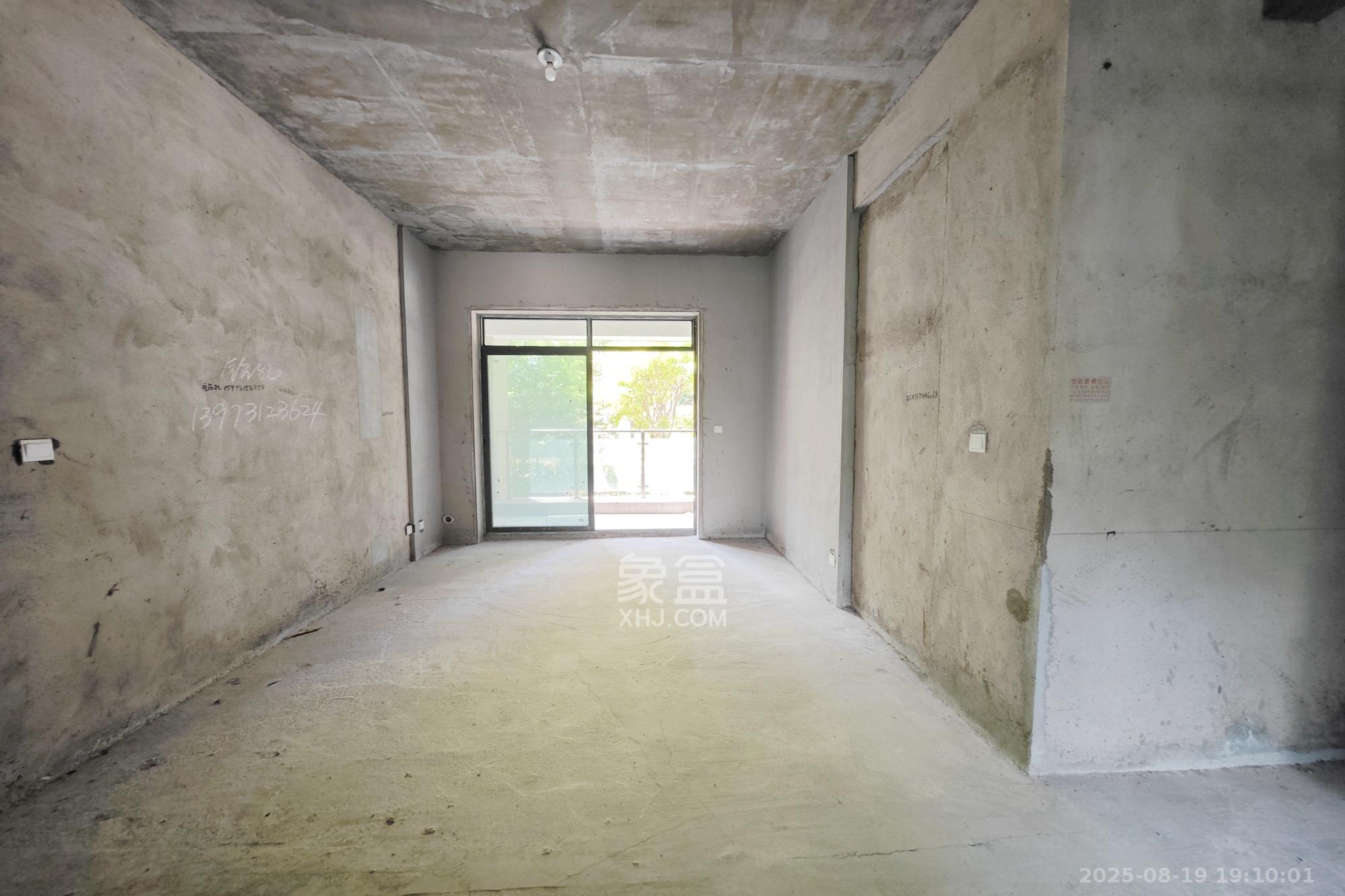 新城新世界四期柏樾  4室2厅2卫    149.0万客厅