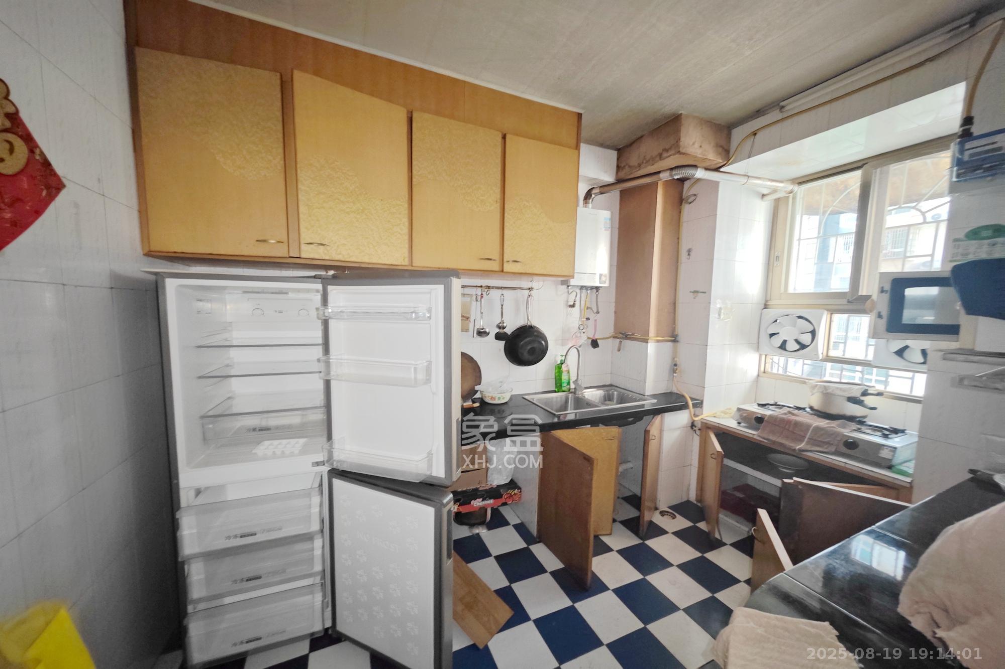 石长铁路宿舍 3室2厅2卫 80.0万 石长铁路宿舍 3室2厅2卫 80.0万厨房