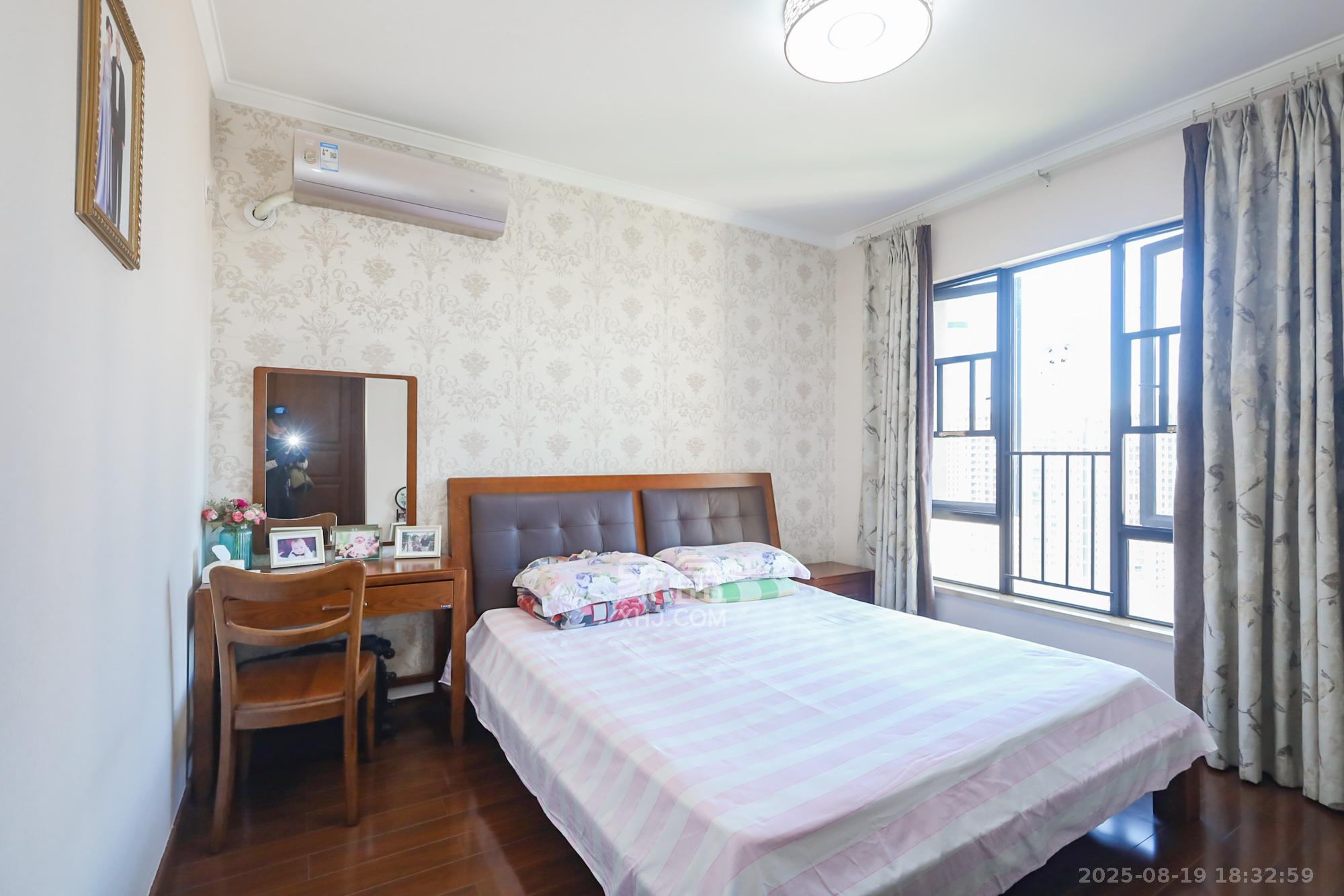 万科里金域国际  3室2厅2卫    180.0万卧室