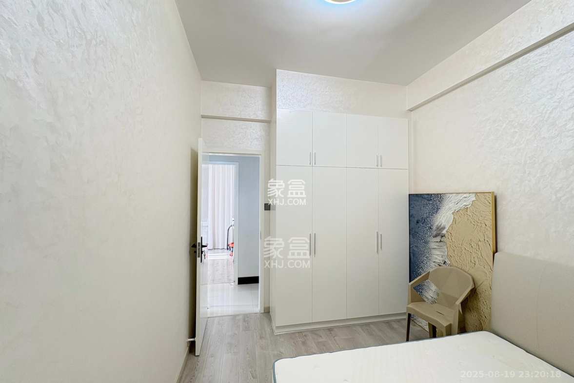 颐美园 4室2厅2卫 130.0万 颐美园 4室2厅2卫 130.0万卧室