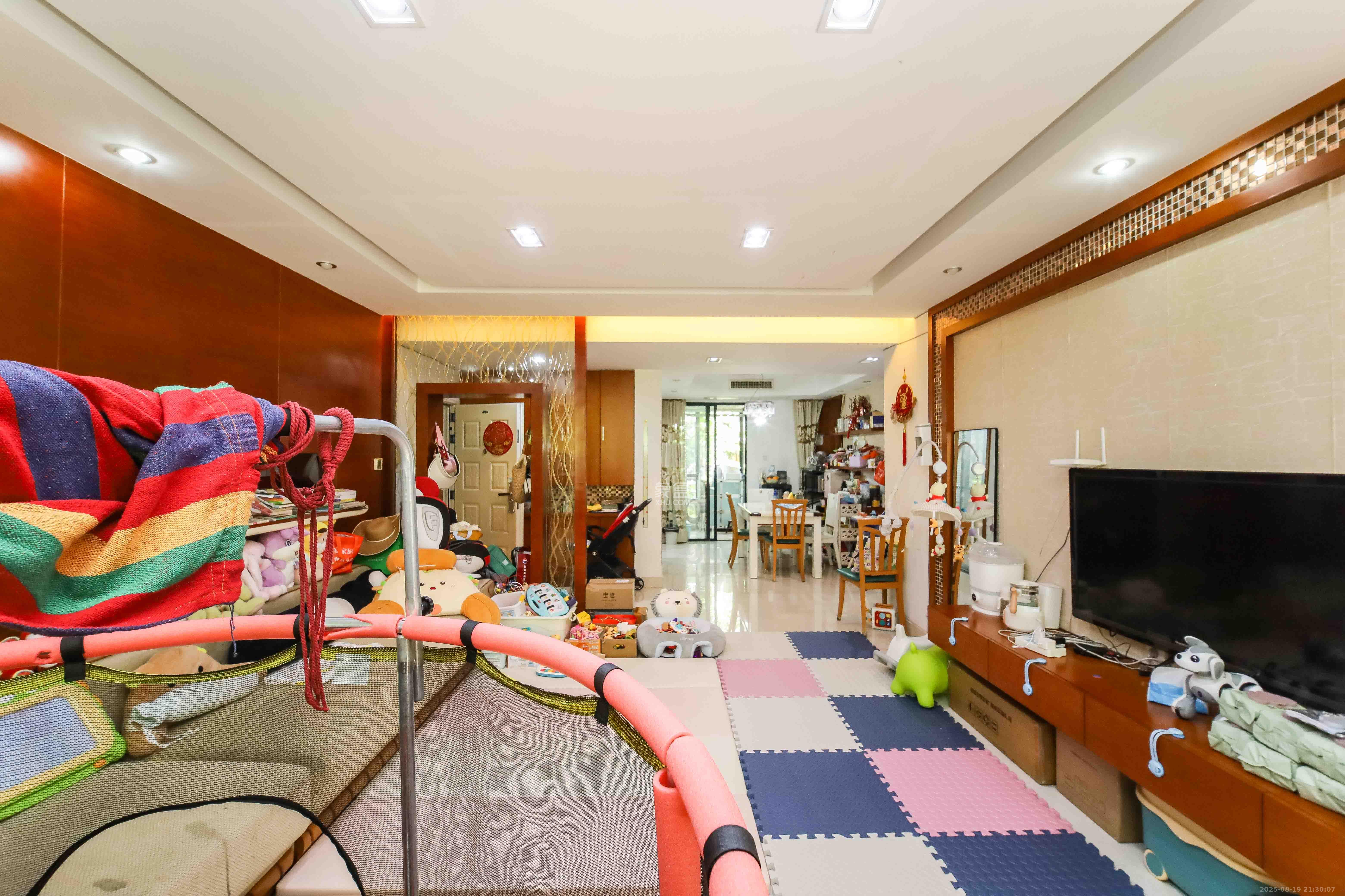 西街花园  3室2厅2卫    145.0万 西街花园  3室2厅2卫    145.0万客厅