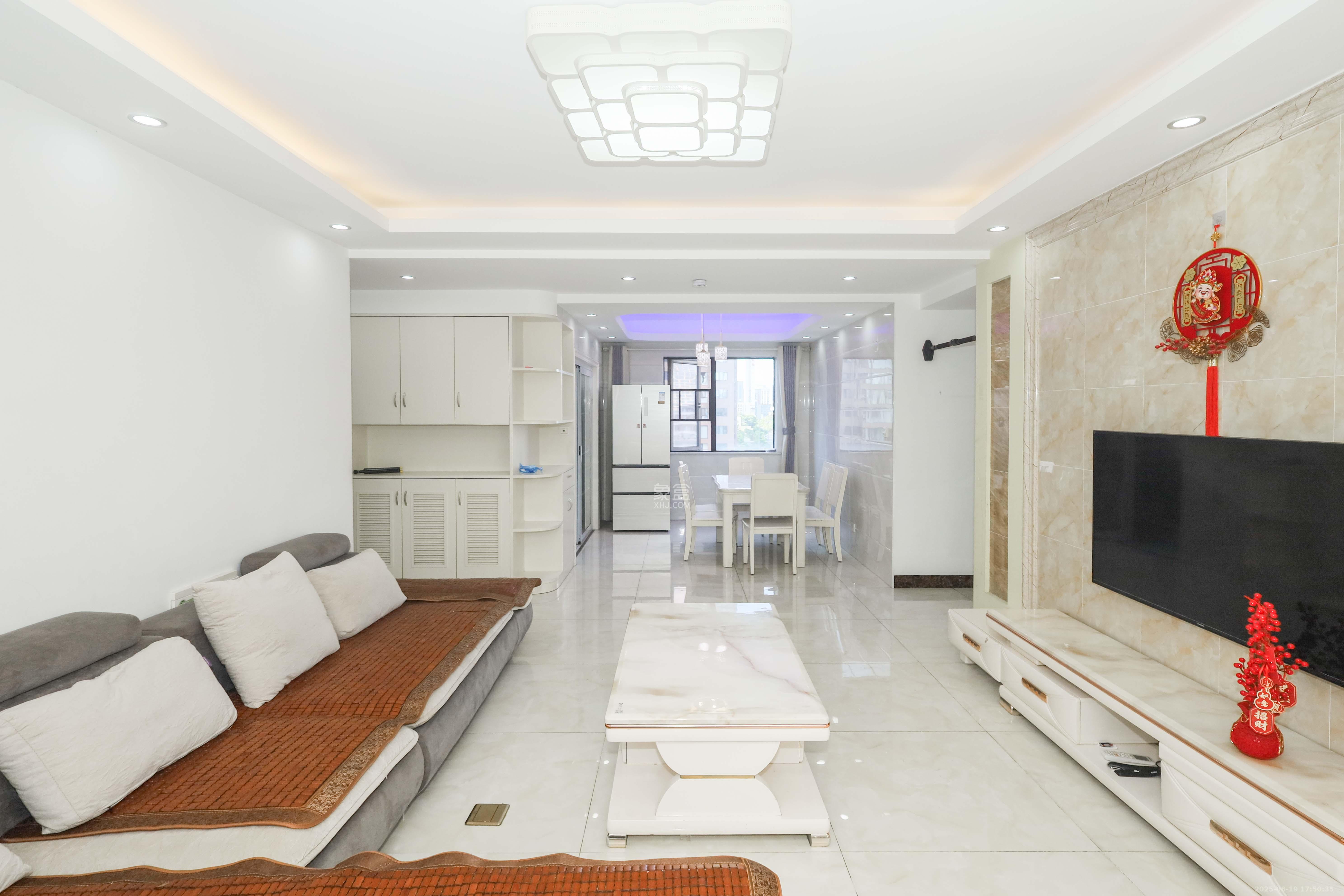 中冶中央公园 3室2厅2卫 105.0万 中冶中央公园 3室2厅2卫 105.0万客厅