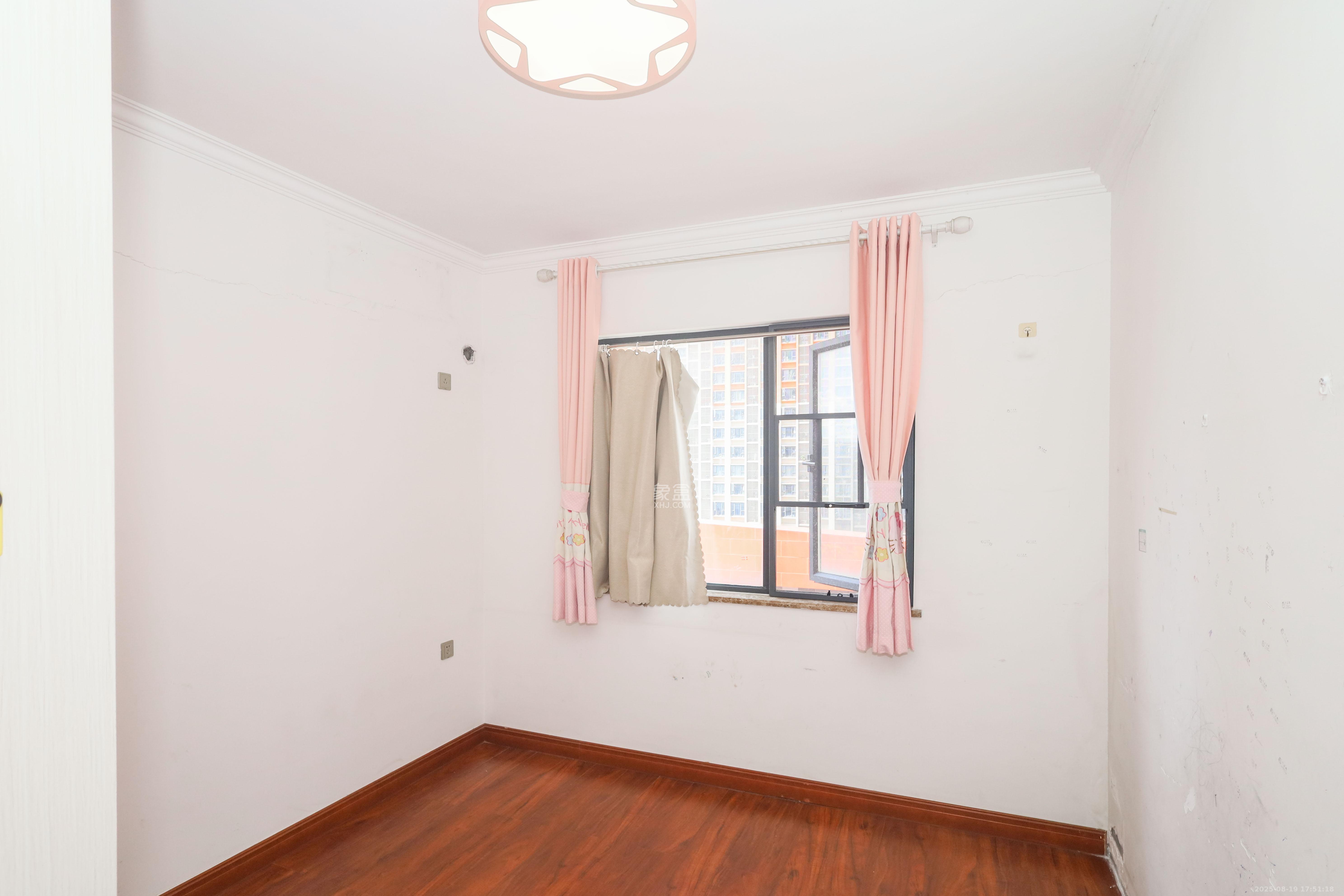 好莱城(弘德西街) 4室2厅2卫 104.0万 好莱城(弘德西街) 4室2厅2卫 104.0万卧室