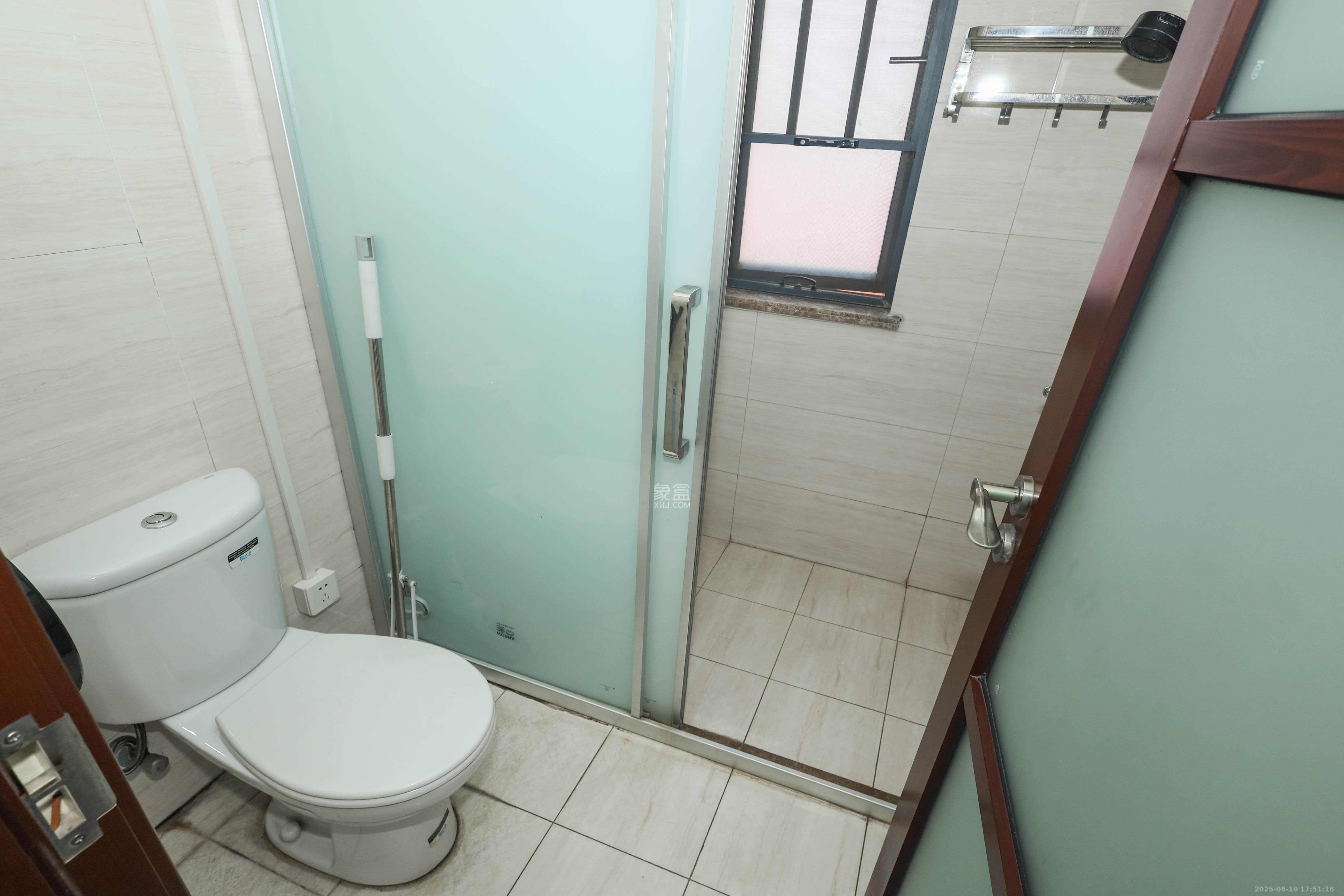 好莱城（弘德西街）  4室2厅2卫    104.0万卫生间