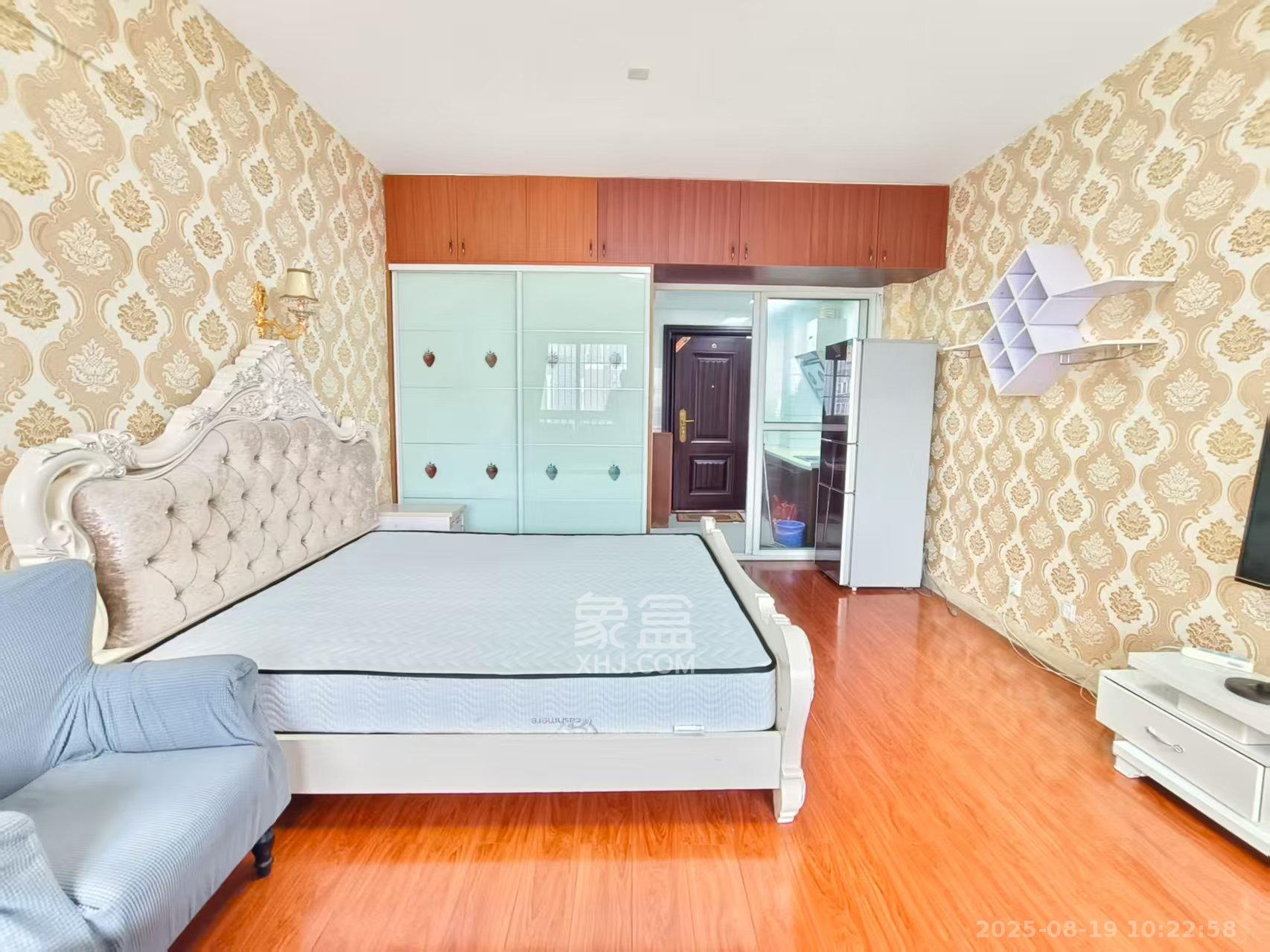 伍家岭生活广场  1室1厅1卫    1400.0元/月 伍家岭生活广场  1室1厅1卫    1400.0元/月室内图