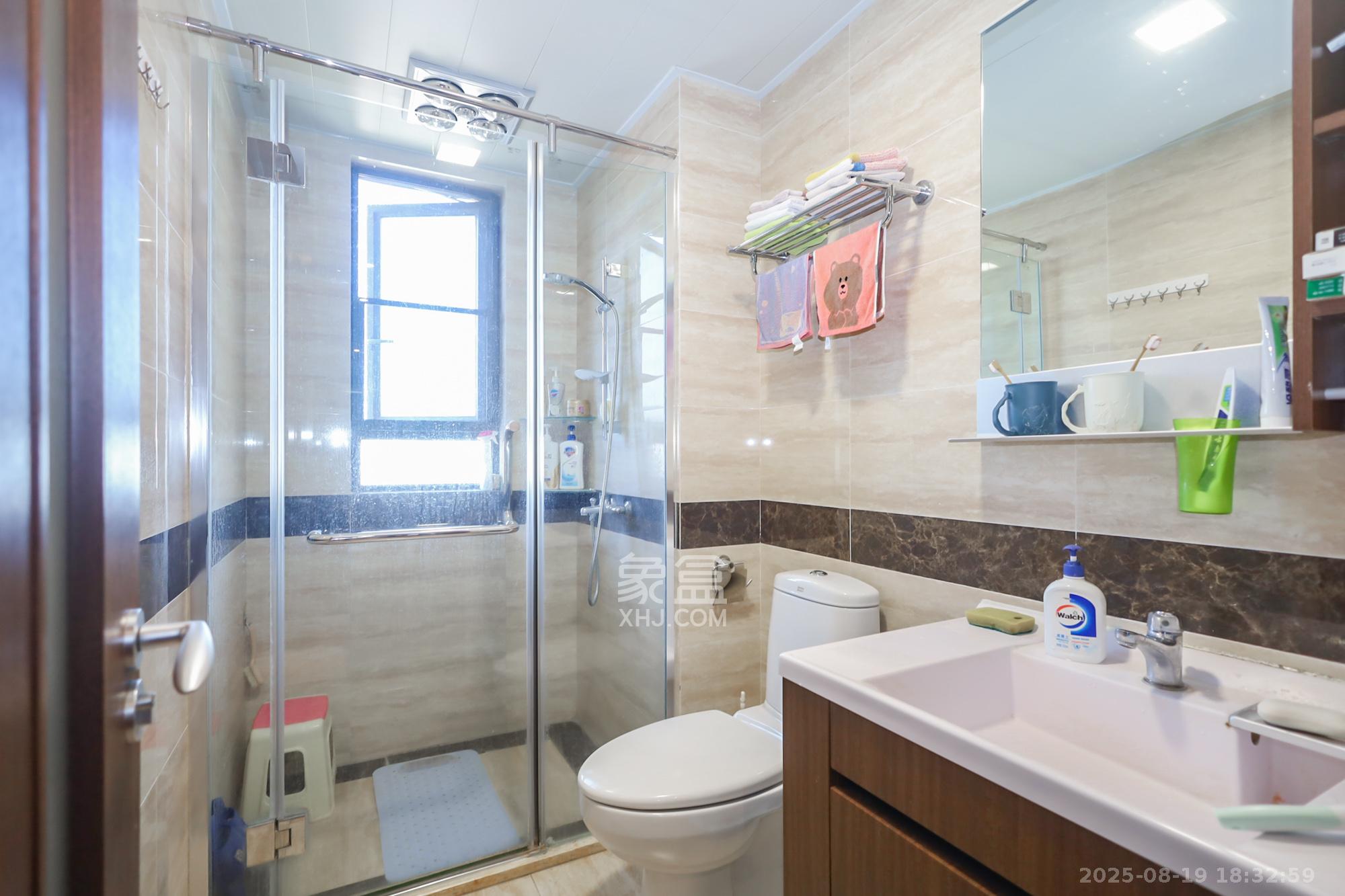 万科里金域国际  3室2厅2卫    180.0万卫生间