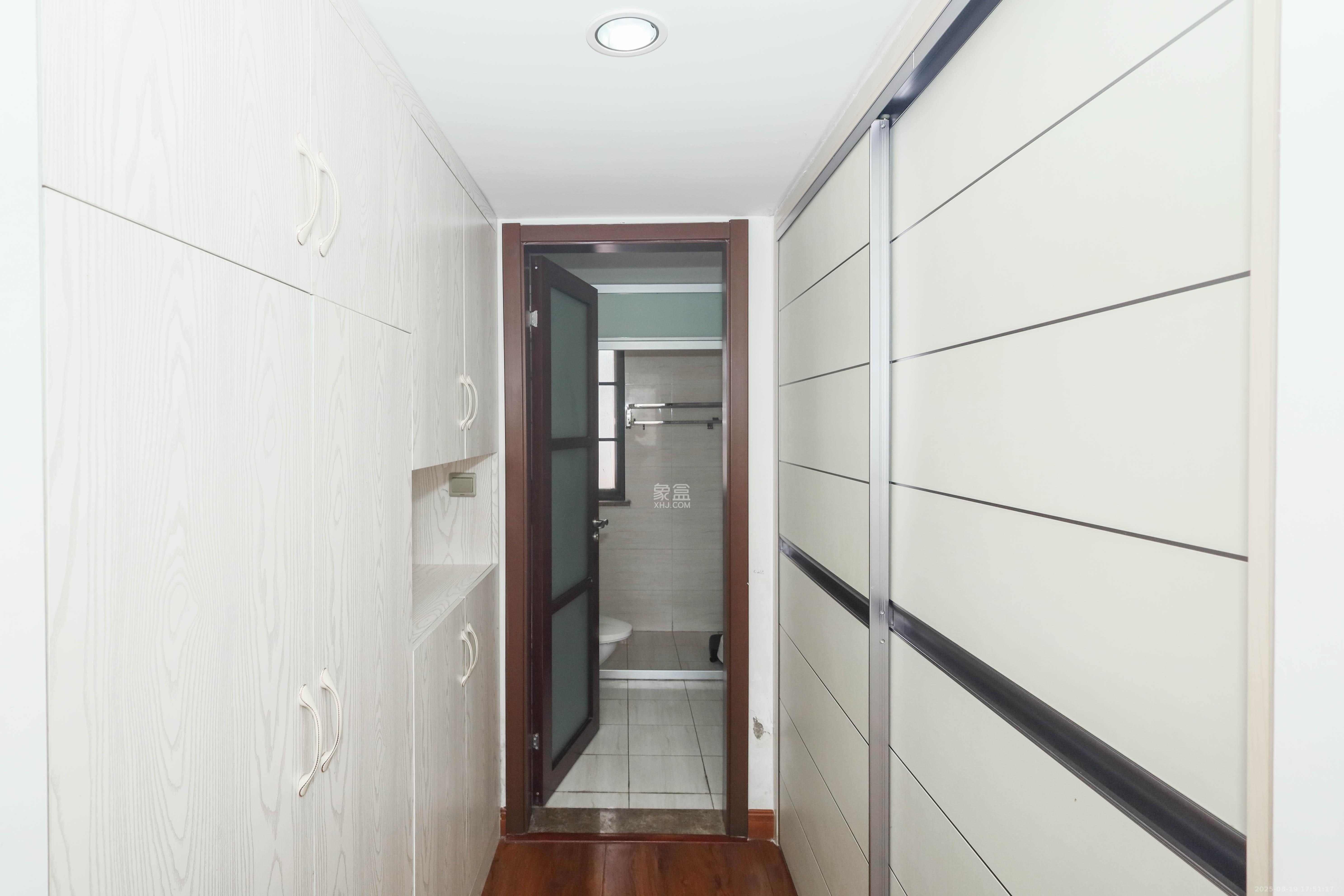 好莱城（弘德西街）  4室2厅2卫    104.0万卧室