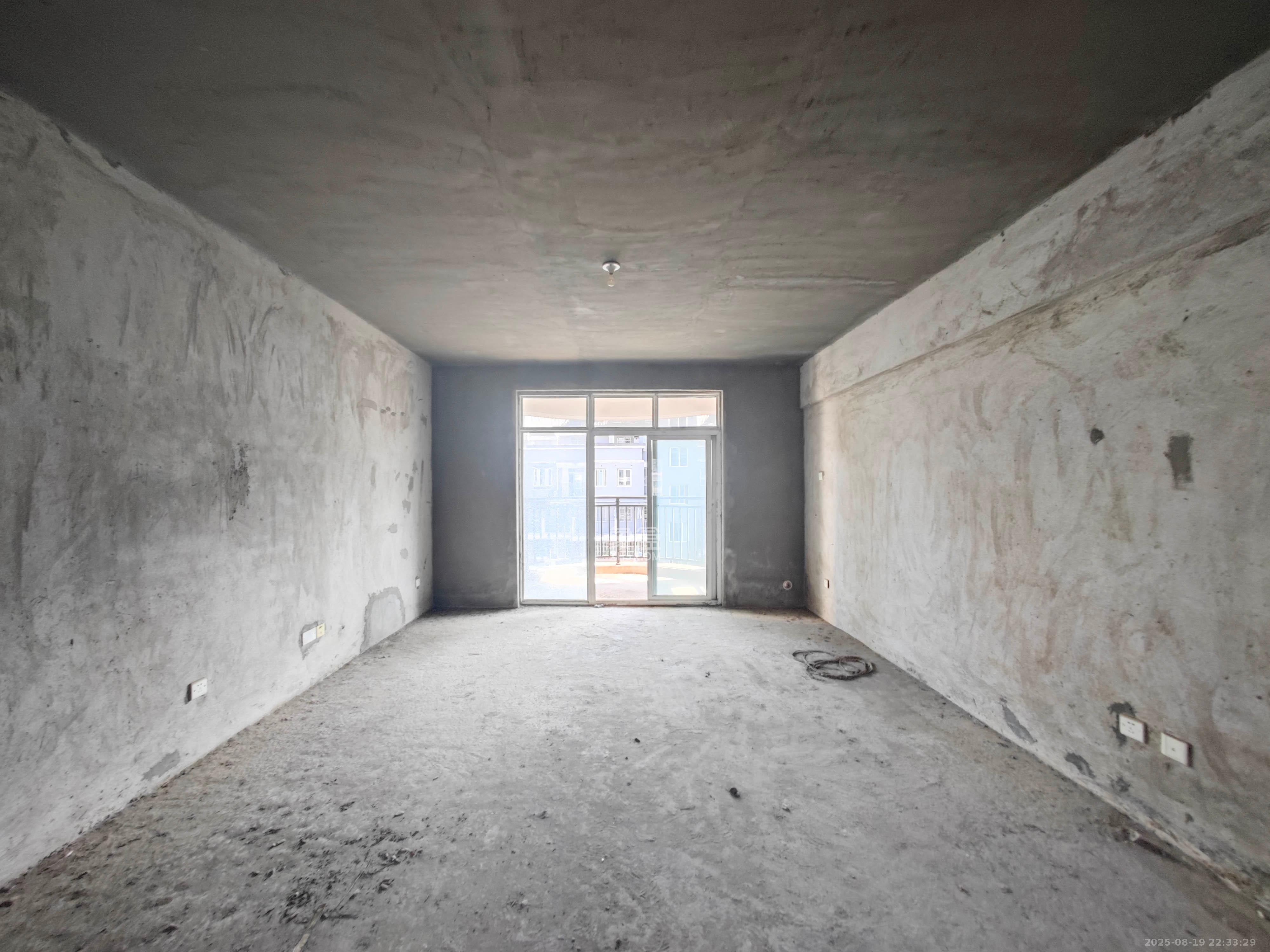 泰禹家园(彩云之翼家园一期、二期、三期) 5室2厅2卫 158.00万 泰禹家园(彩云之翼家园一期、二期、三期) 5室2厅2卫 158.00万客厅