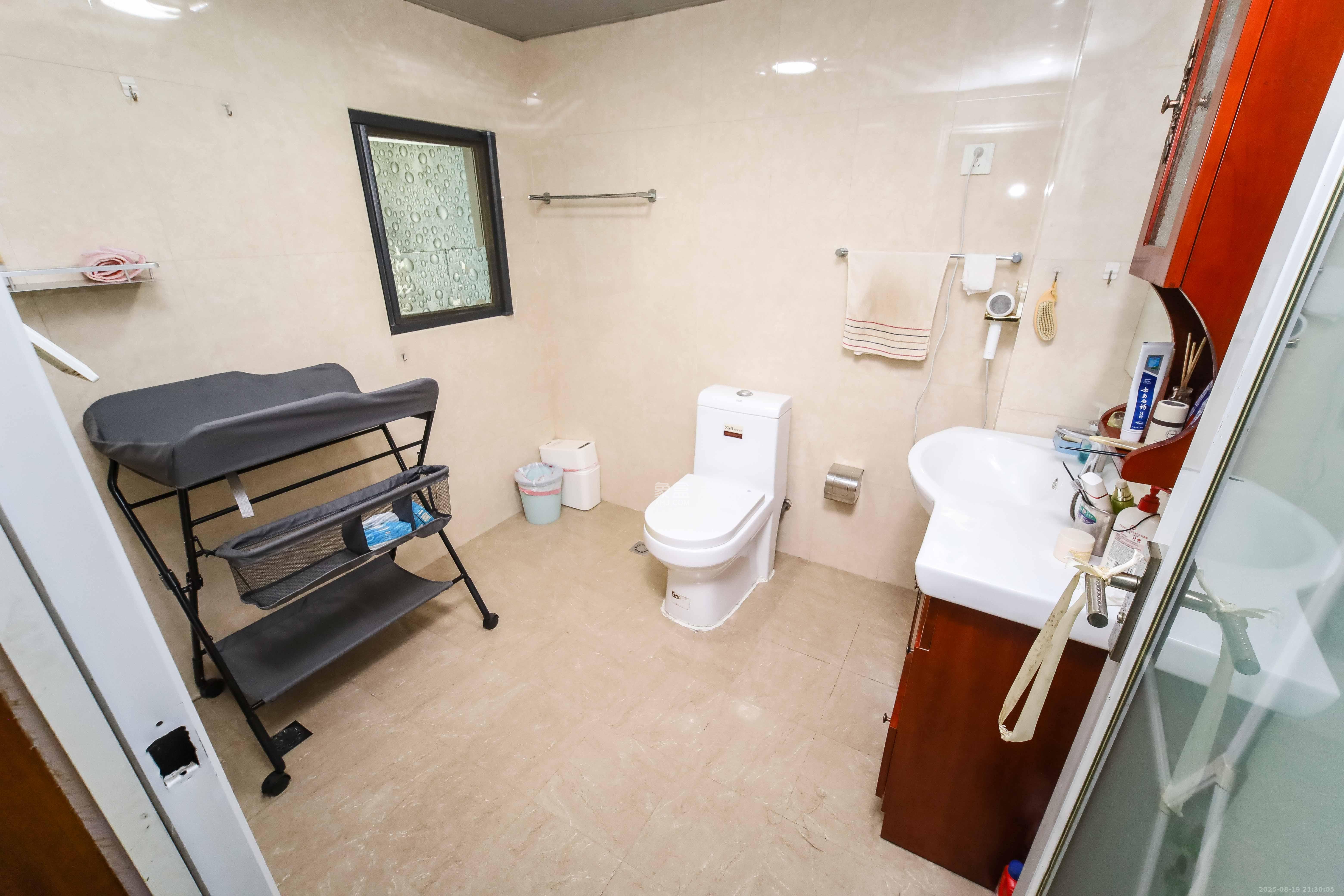 西街花园  3室2厅2卫    145.0万 西街花园  3室2厅2卫    145.0万卫生间