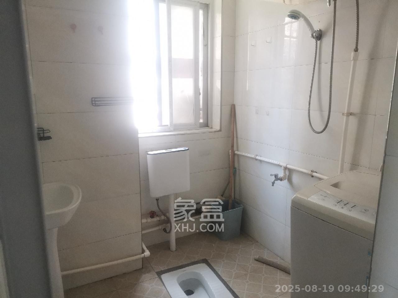 骑龙安置小区  1室1厅1卫   1300.00元/月室内图