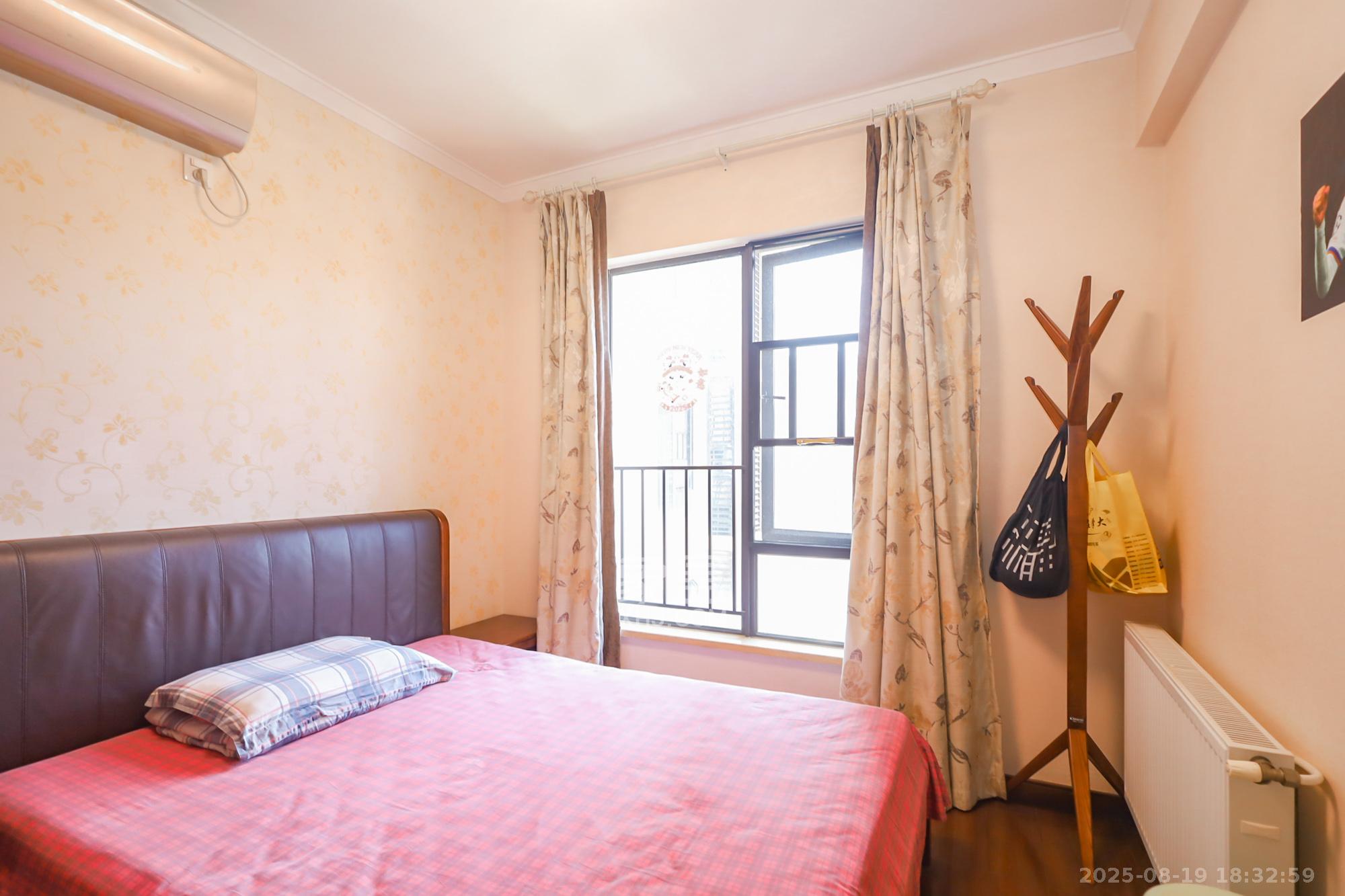 万科里金域国际  3室2厅2卫    180.0万卧室