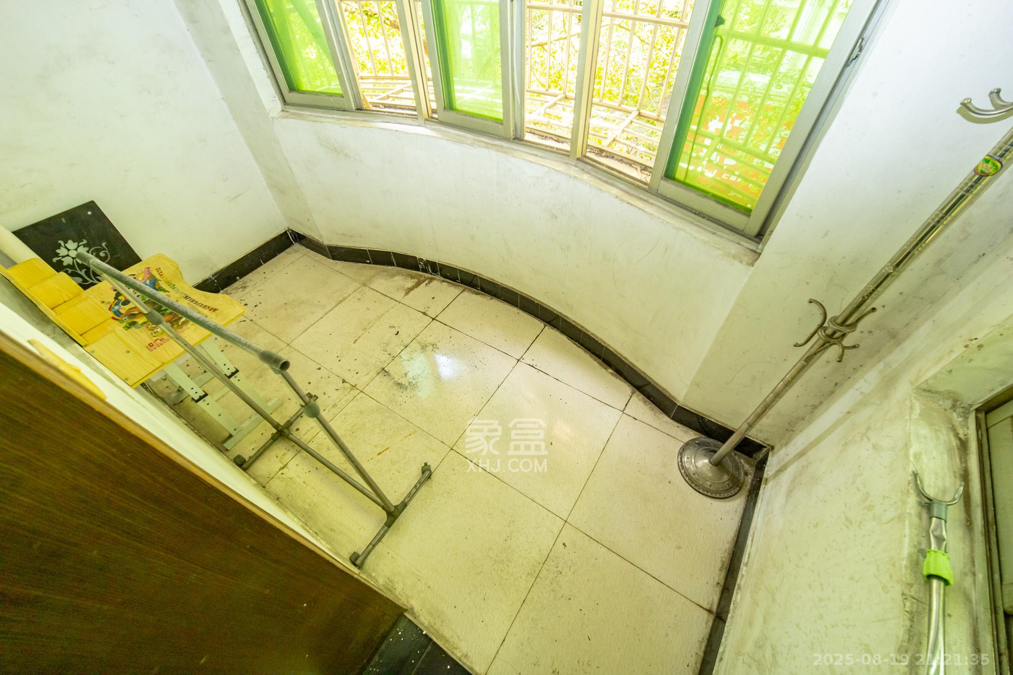 中南汽车世界 2室2厅1卫 26.8万 中南汽车世界 2室2厅1卫 26.8万阳台