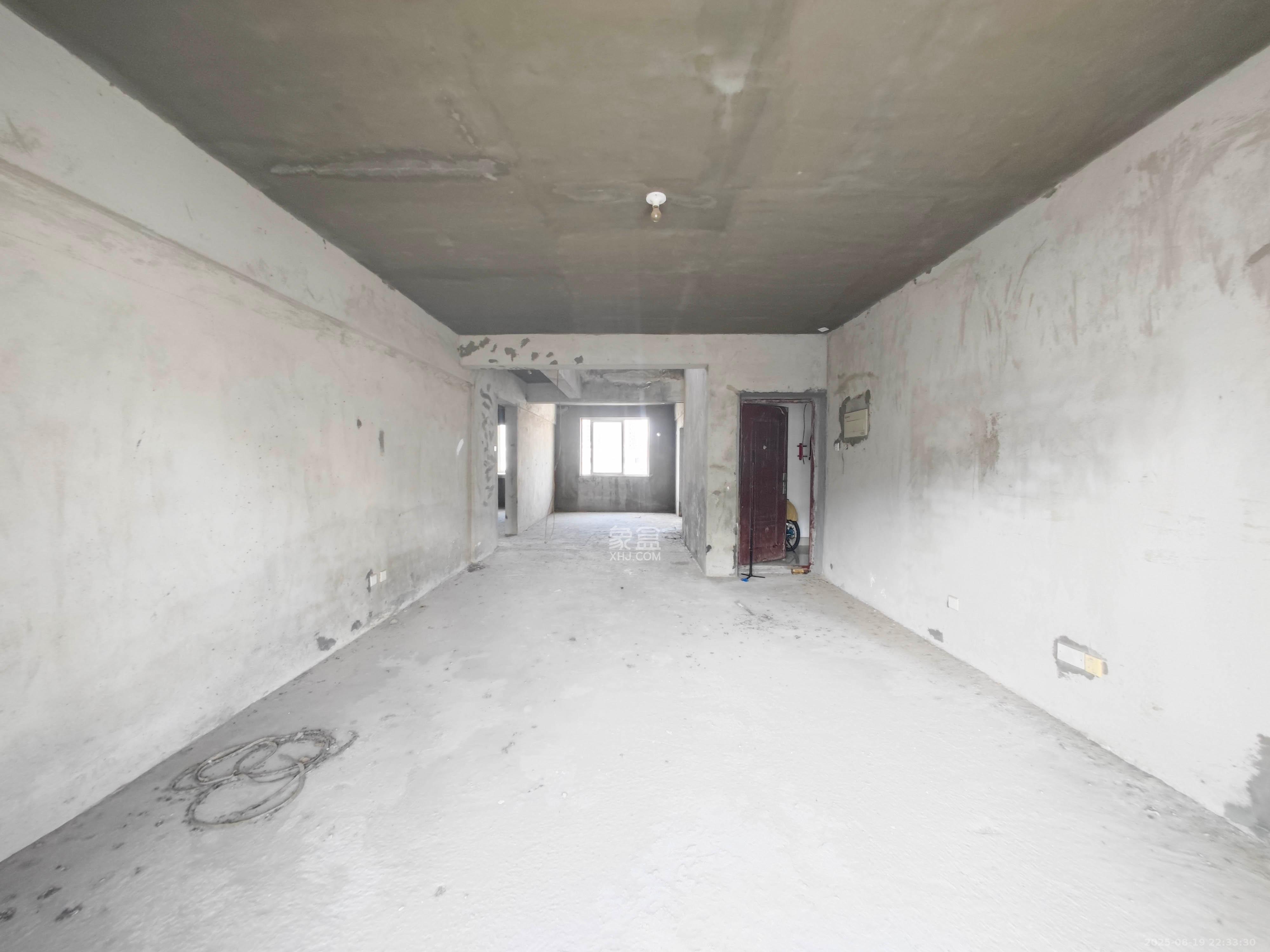 泰禹家园(彩云之翼家园一期、二期、三期) 5室2厅2卫 158.00万 泰禹家园(彩云之翼家园一期、二期、三期) 5室2厅2卫 158.00万客厅