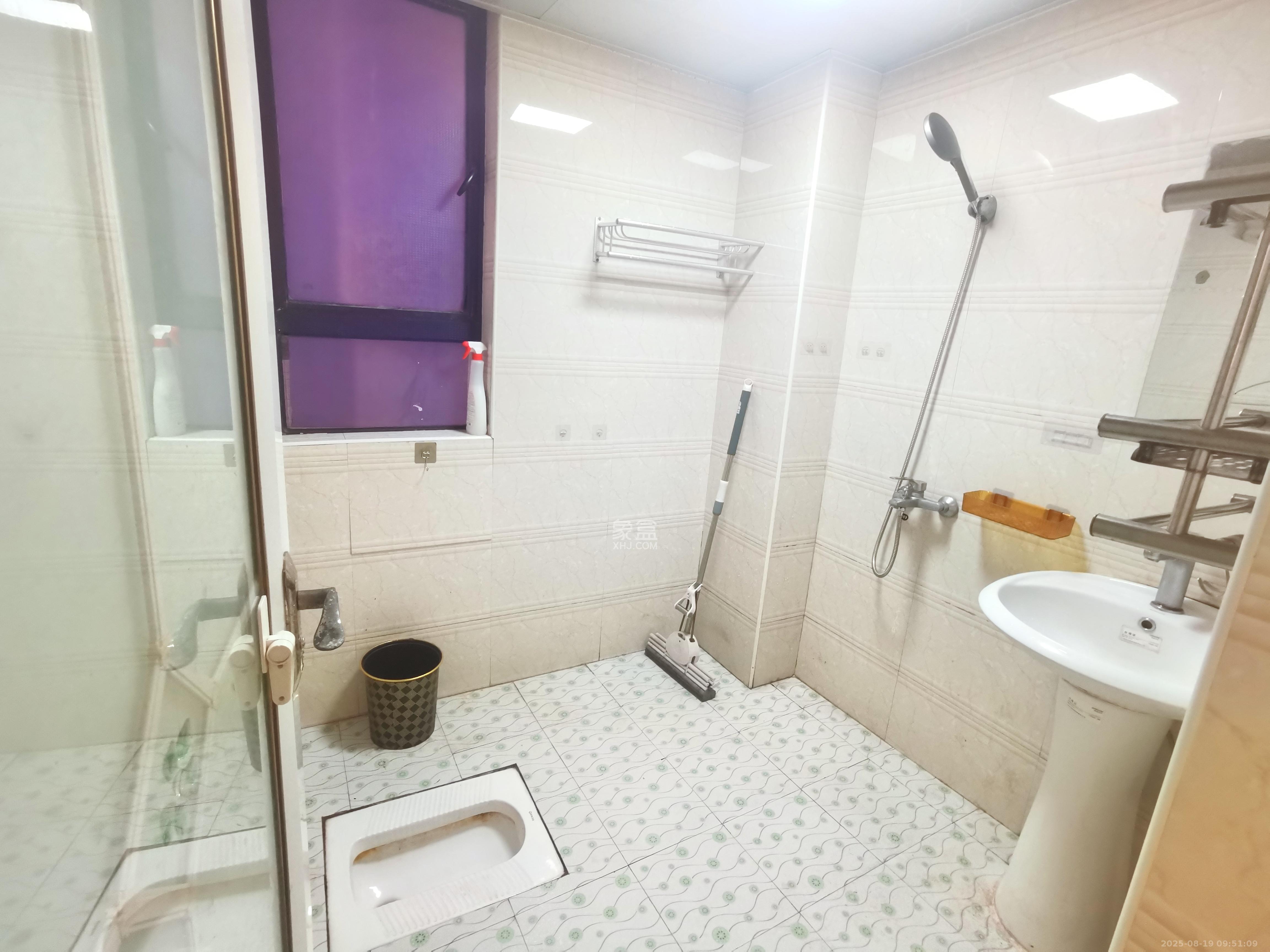 三一街区  3室2厅1卫   1600.00元/月室内图