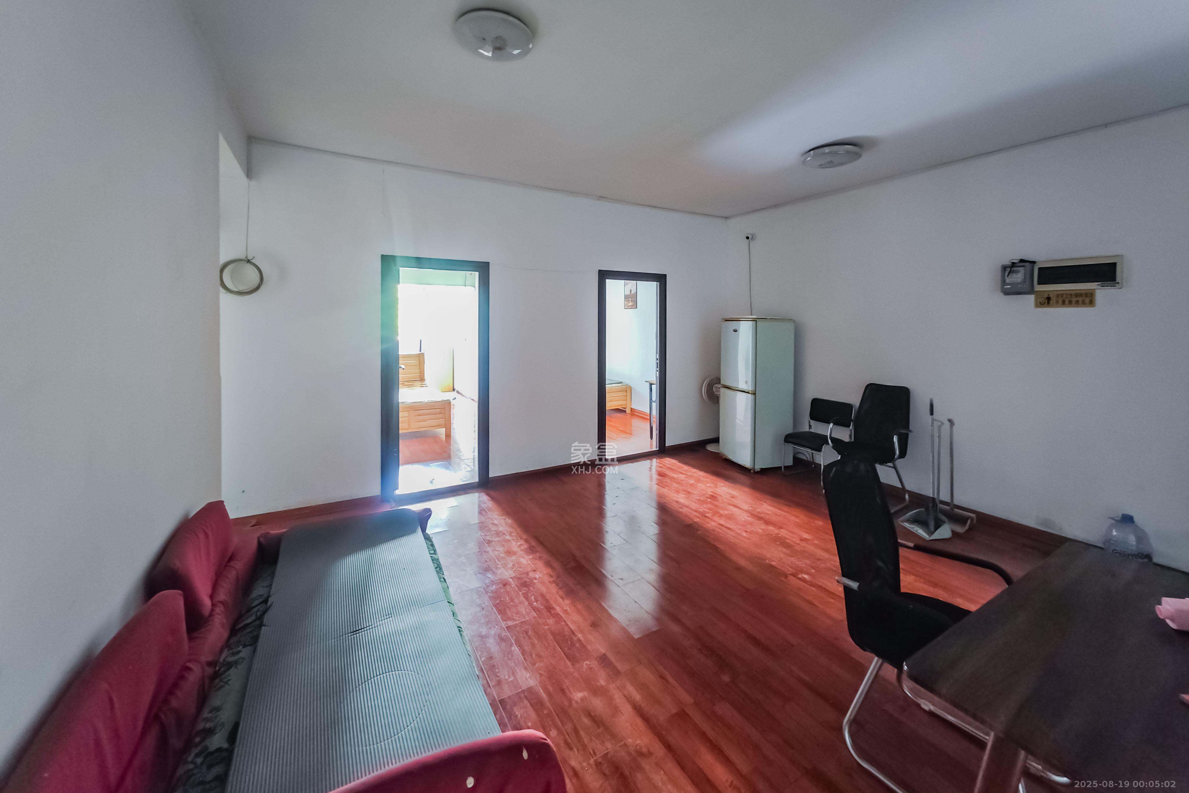 白沙湾嘉园  3室2厅2卫    88.0万 白沙湾嘉园  3室2厅2卫    88.0万客厅