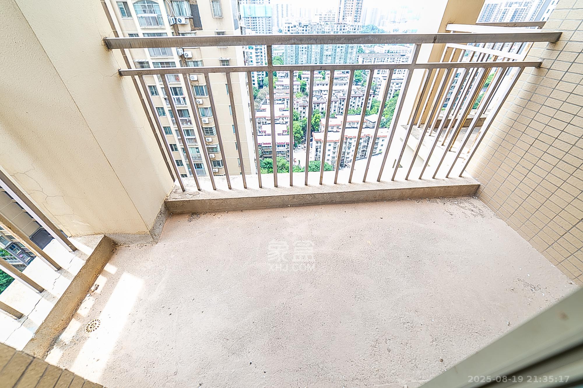 层上观邸 4室2厅2卫 100.00万 层上观邸 4室2厅2卫 100.00万阳台