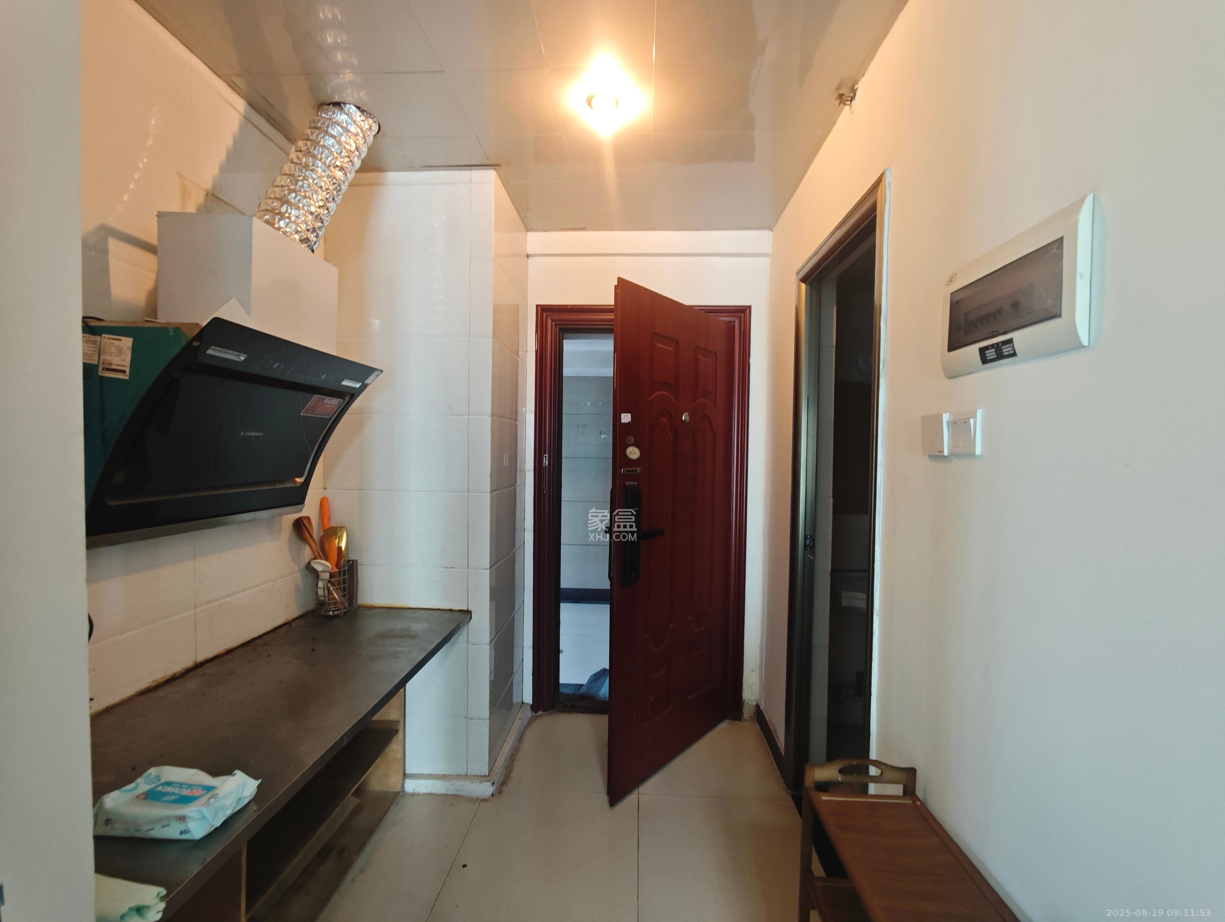 名富公寓  1室1厅1卫    1800.0元/月 名富公寓  1室1厅1卫    1800.0元/月室内图