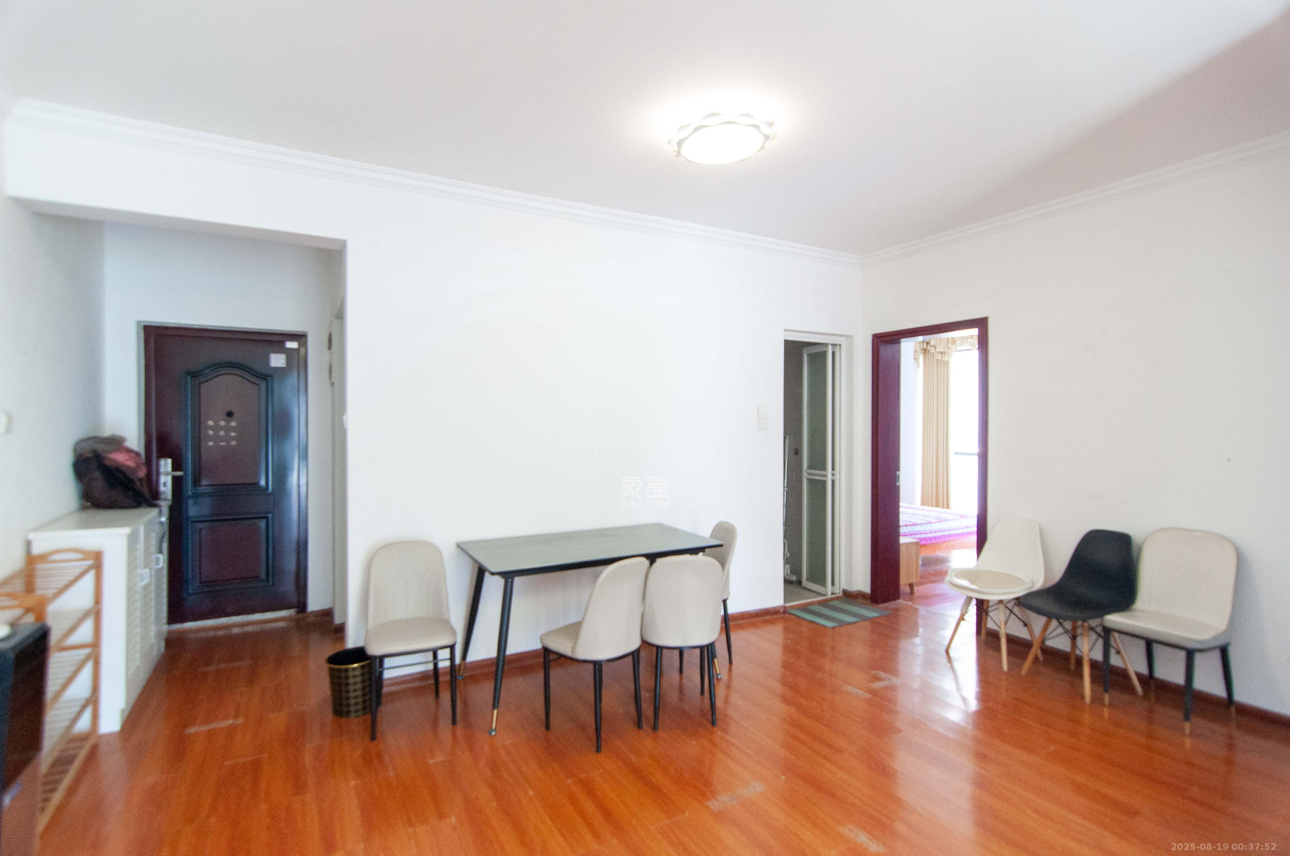 振业城二期 3室2厅2卫 163.0万 振业城二期 3室2厅2卫 163.0万客厅