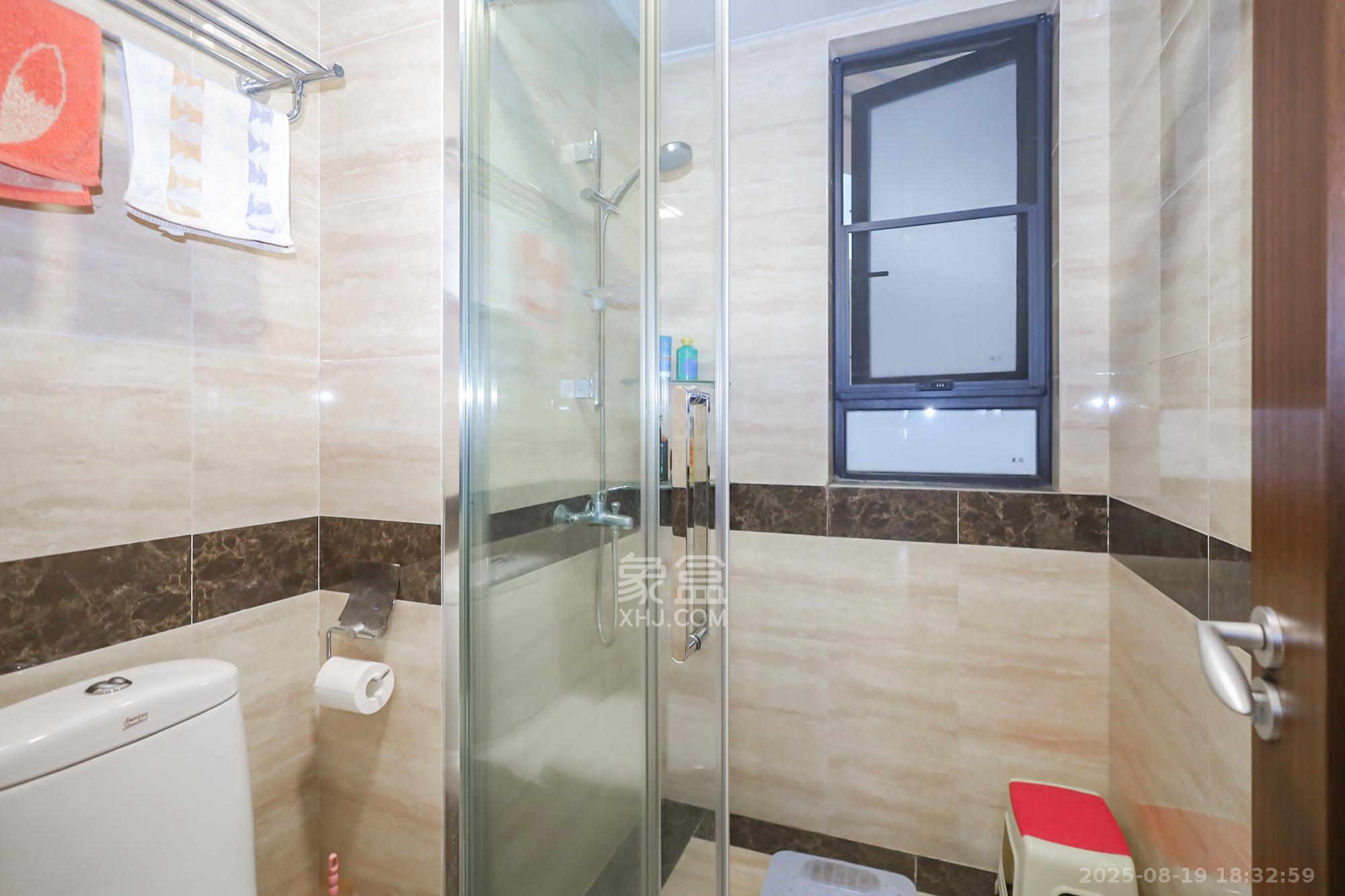 万科里金域国际  3室2厅2卫    180.0万卫生间