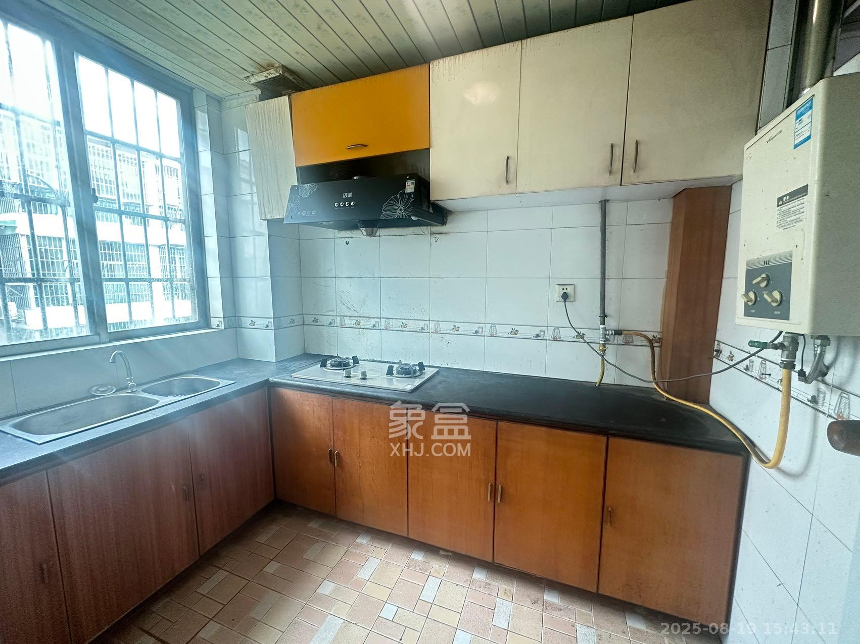 中南汽车世界  3室2厅2卫    1200.0元/月室内图