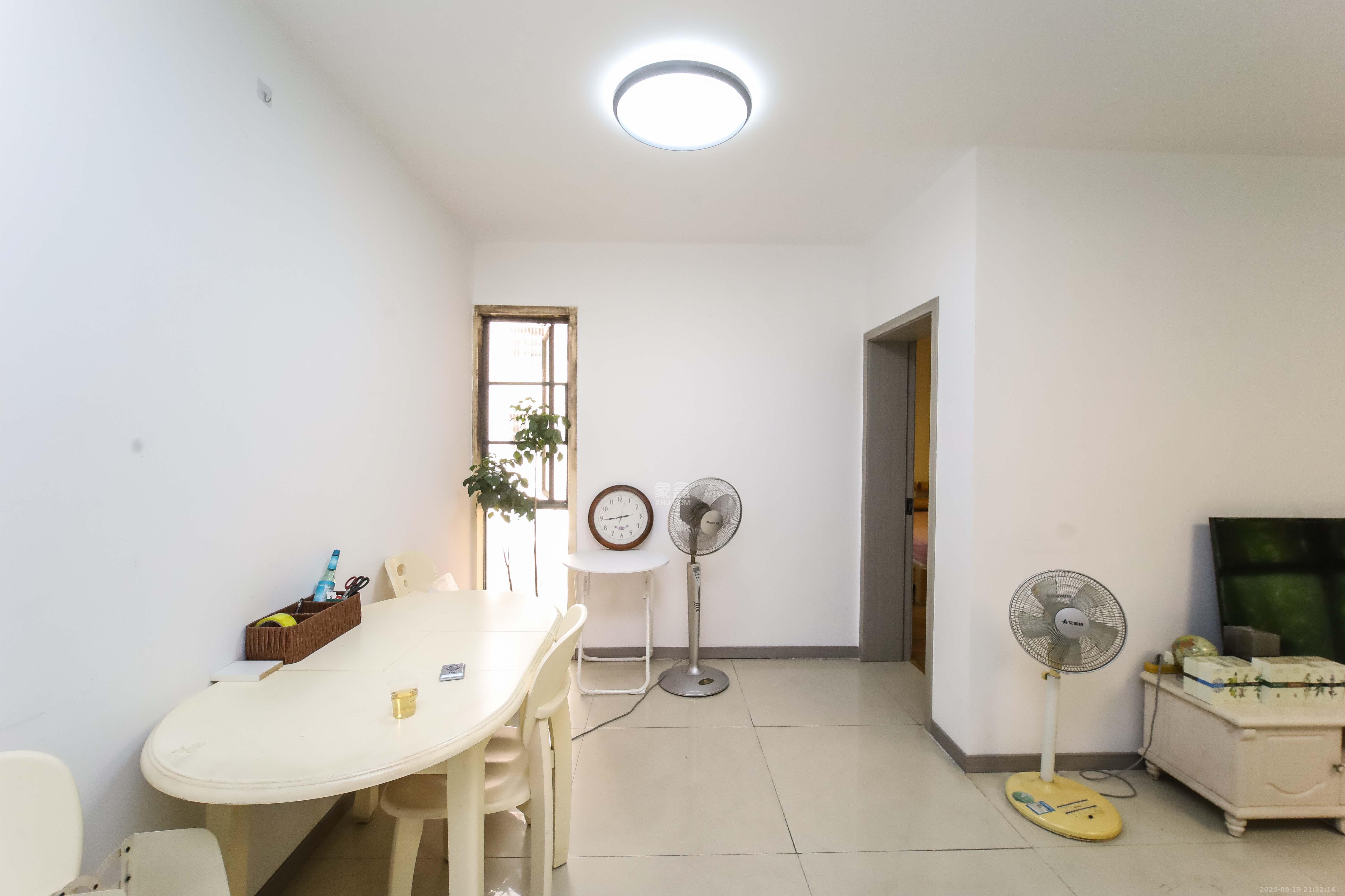 东方新城 3室2厅2卫 76.8万 东方新城 3室2厅2卫 76.8万客厅