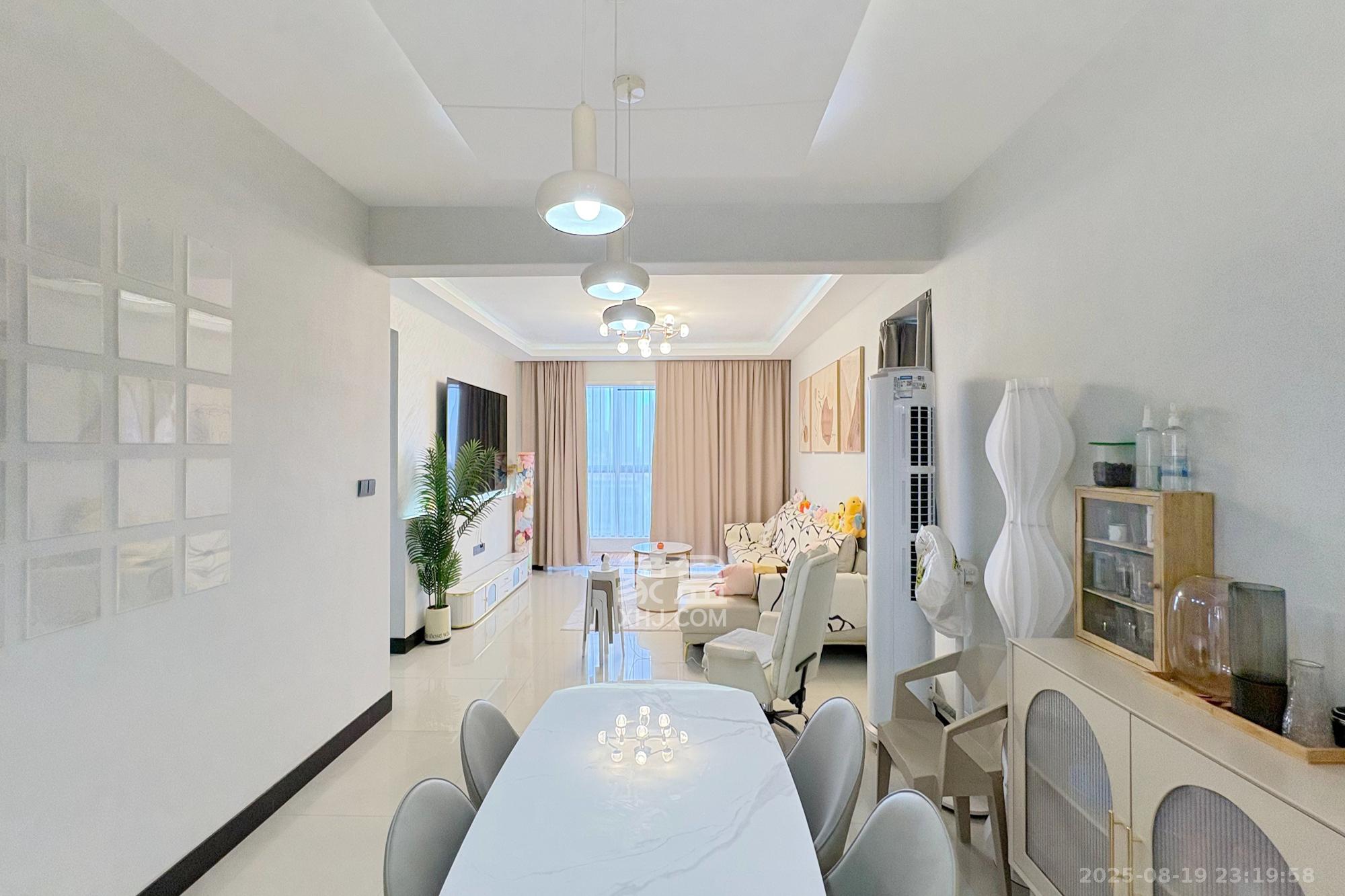 颐美园 4室2厅2卫 130.0万 颐美园 4室2厅2卫 130.0万客厅