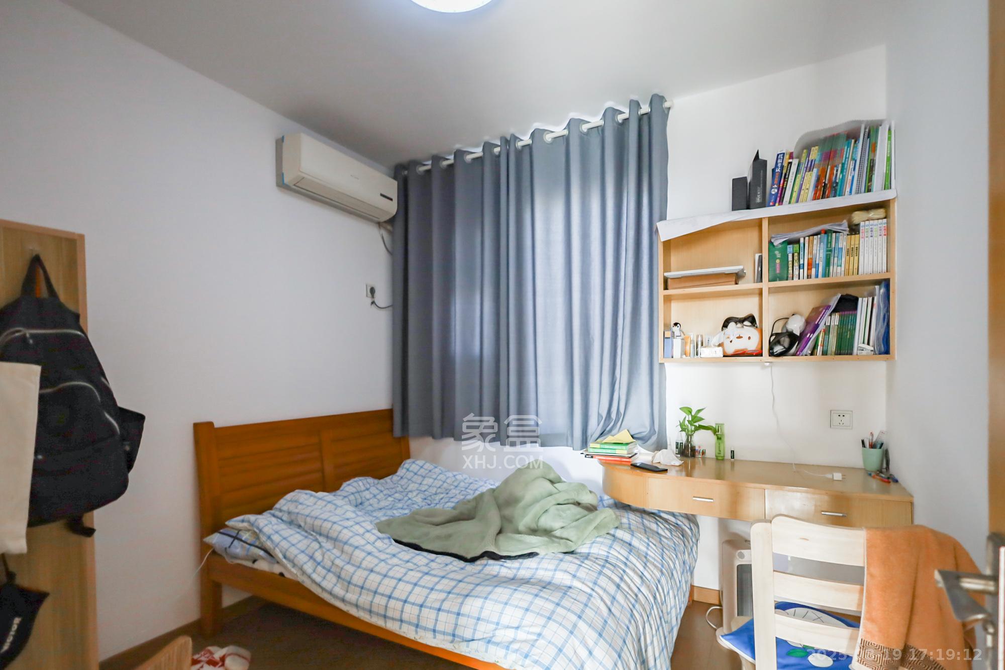 旭辉藏郡(藏郡、旭湘华府) 1室2厅1卫 260.0万 旭辉藏郡(藏郡、旭湘华府) 1室2厅1卫 260.0万卧室