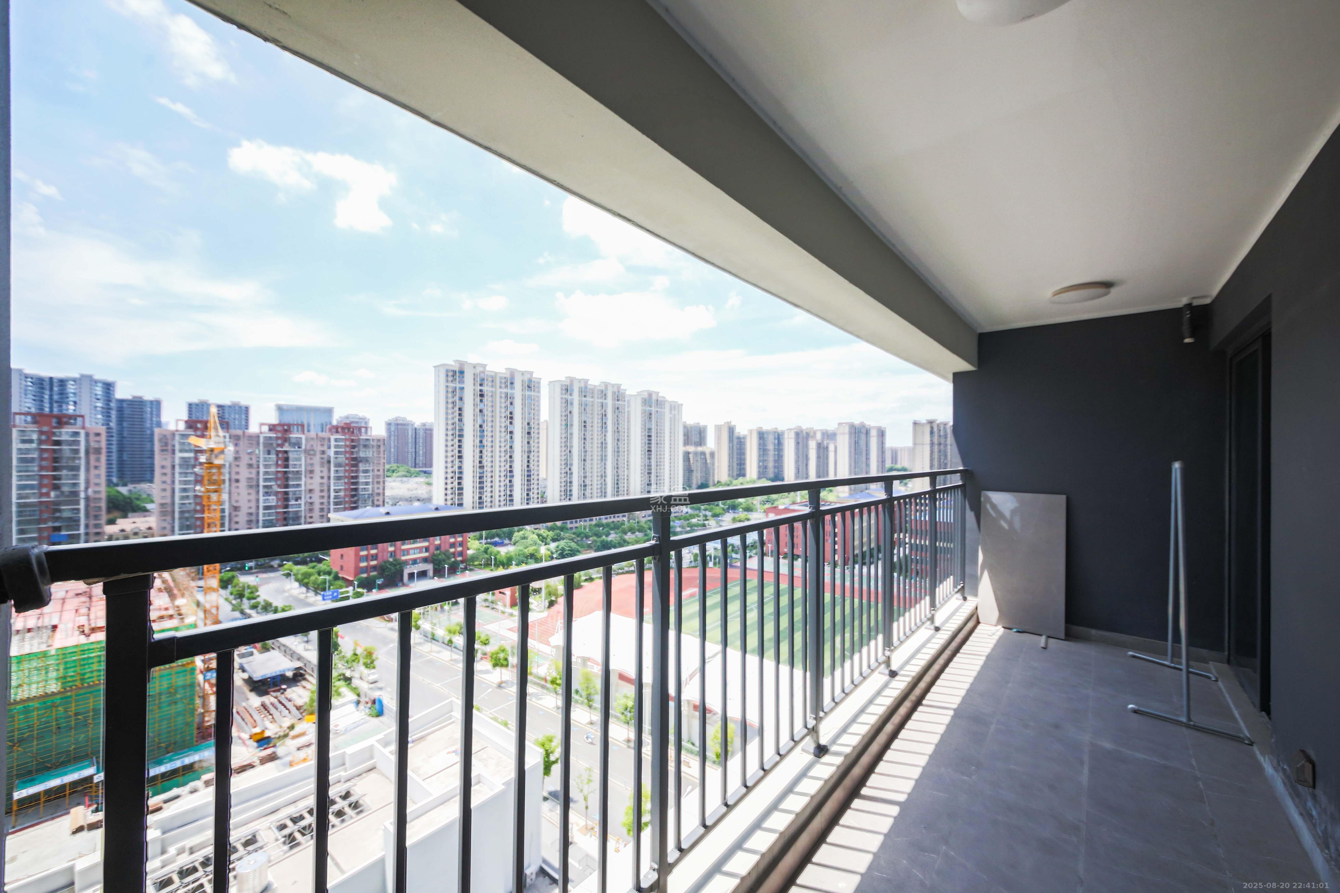 龙湖春江天曜一期  3室2厅2卫    155.0万 龙湖春江天曜一期  3室2厅2卫    155.0万阳台