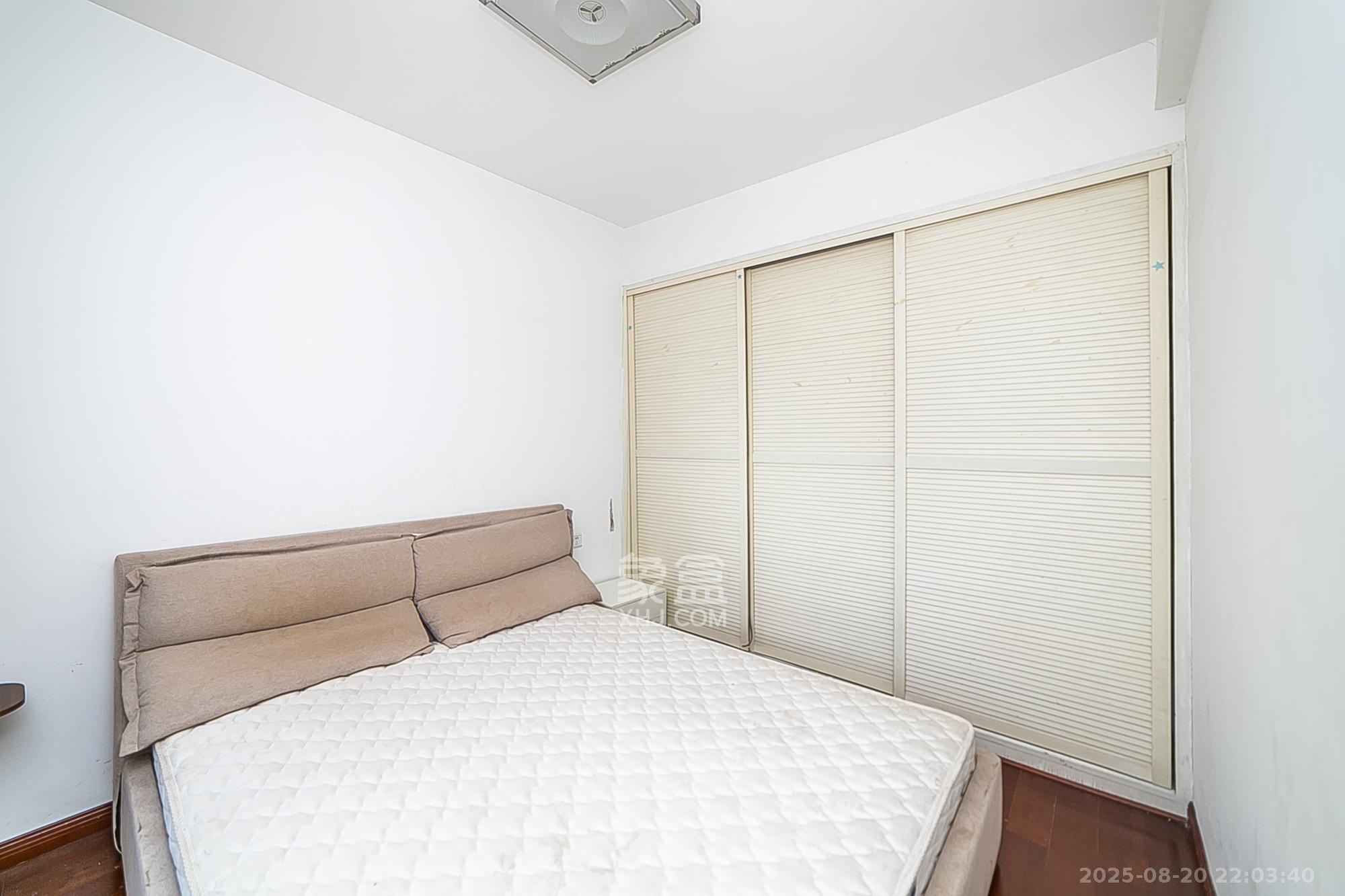 瑞都华庭(华庭美苑) 3室2厅1卫 75.0万 瑞都华庭(华庭美苑) 3室2厅1卫 75.0万卧室