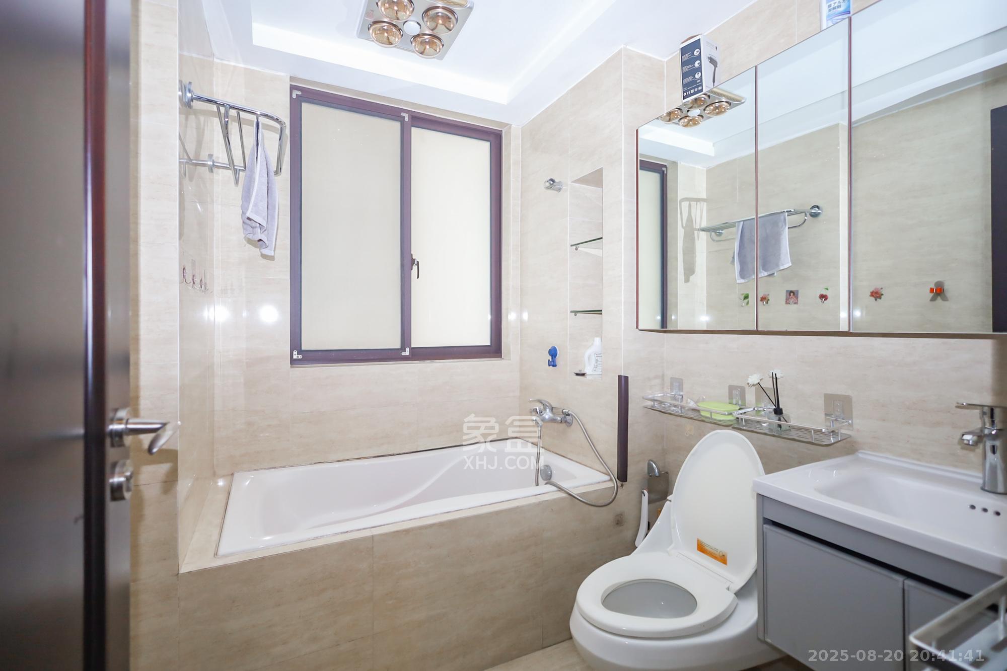 绿地中央广场 3室2厅2卫 158.0万 绿地中央广场 3室2厅2卫 158.0万卫生间