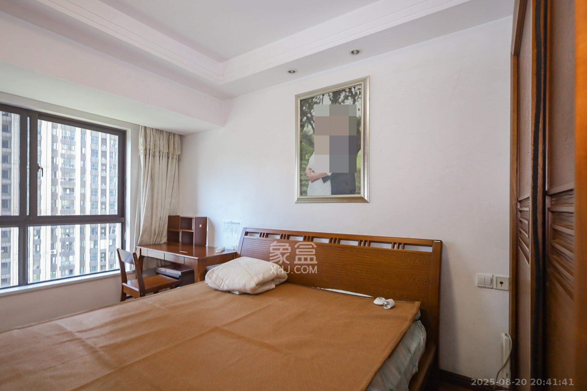 绿地中央广场 3室2厅2卫 158.0万 绿地中央广场 3室2厅2卫 158.0万卧室