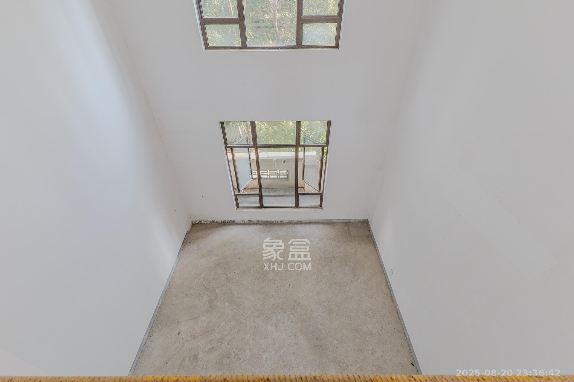 龙湖湘风原著（龙湖湘风星城）  6室2厅4卫    380.0万客厅