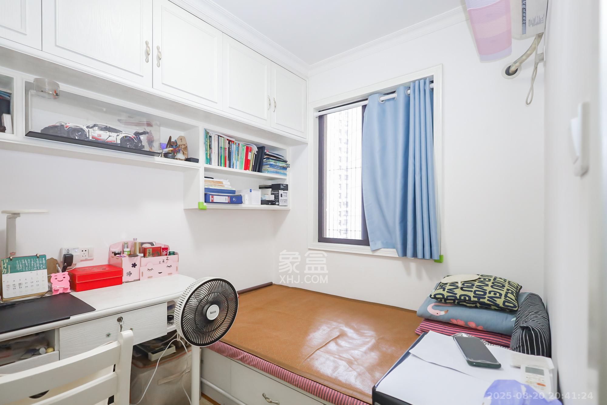 绿地中央广场  3室2厅1卫    132.8万 绿地中央广场  3室2厅1卫    132.8万卧室