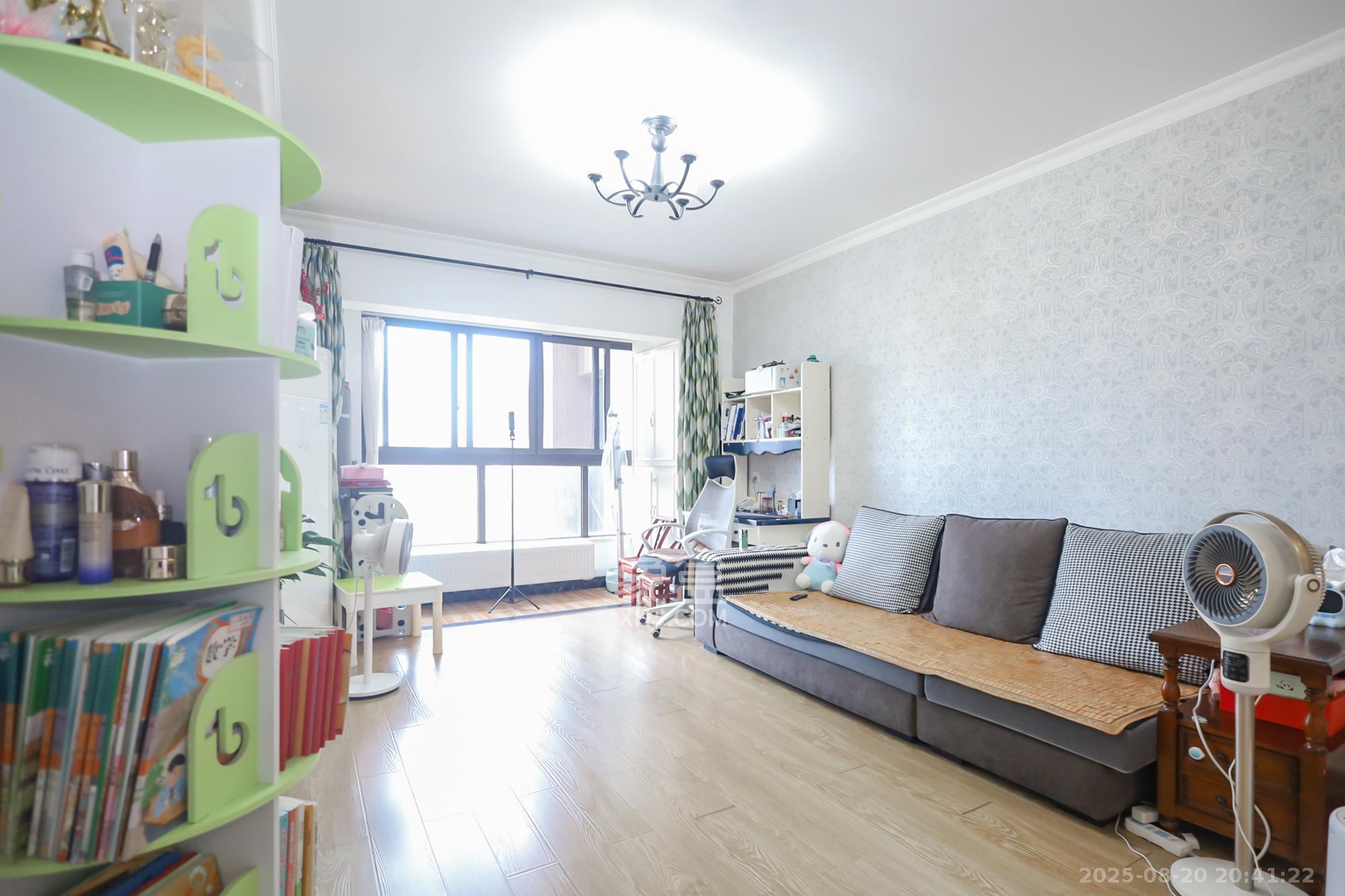 绿地中央广场  3室2厅1卫    132.8万 绿地中央广场  3室2厅1卫    132.8万客厅