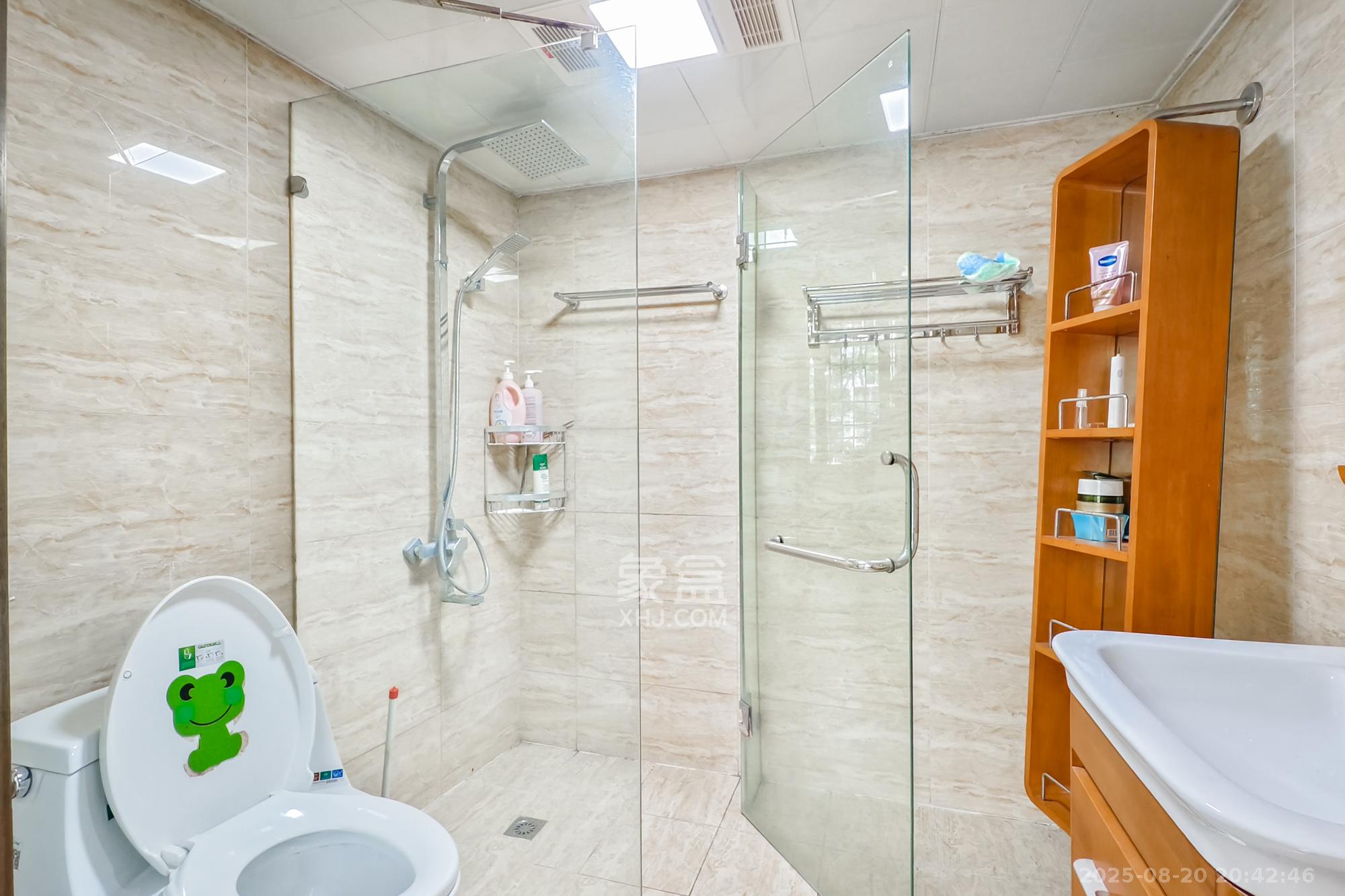 金色山庄  3室2厅2卫    105.0万卫生间