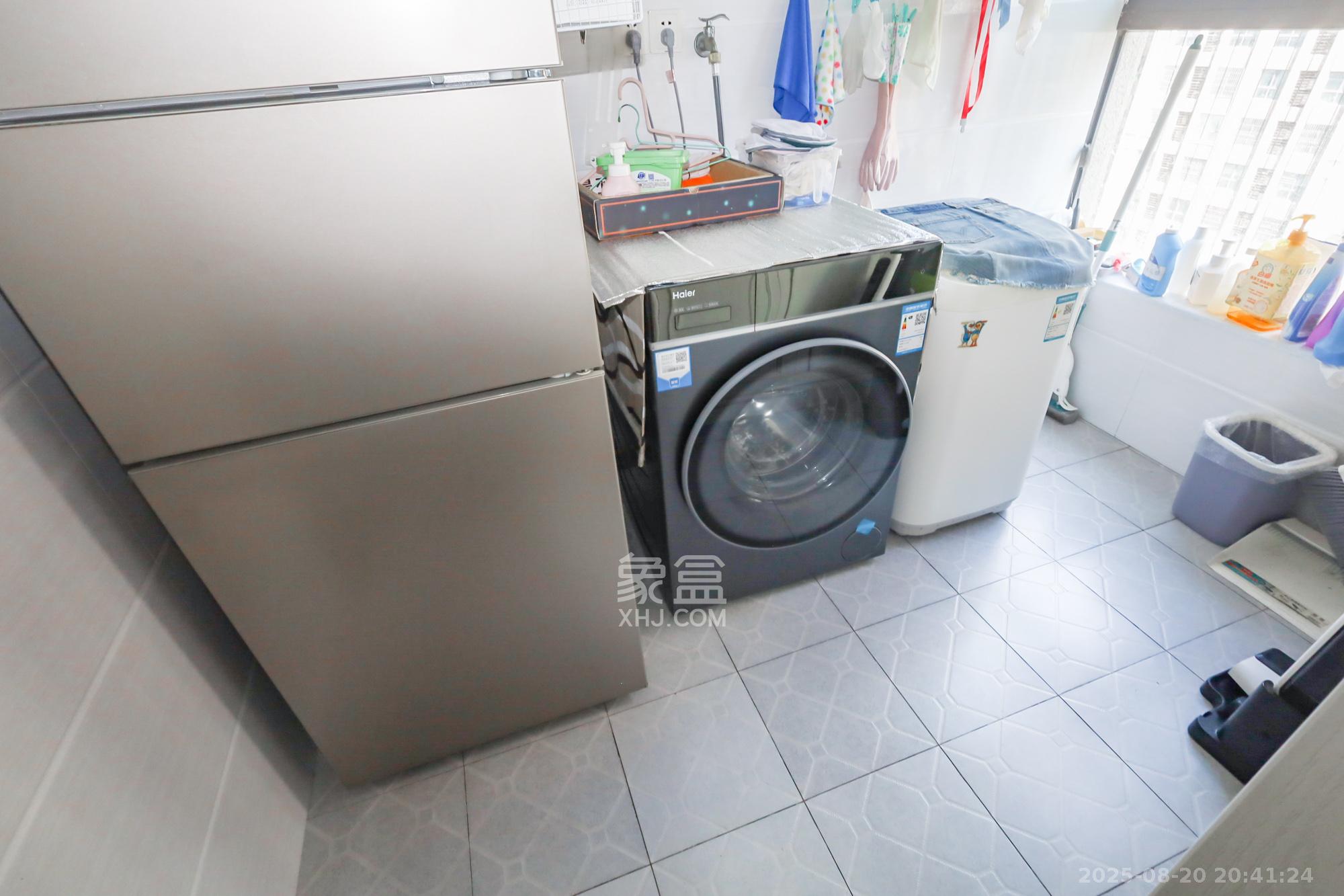 绿地中央广场  3室2厅1卫   132.80万阳台