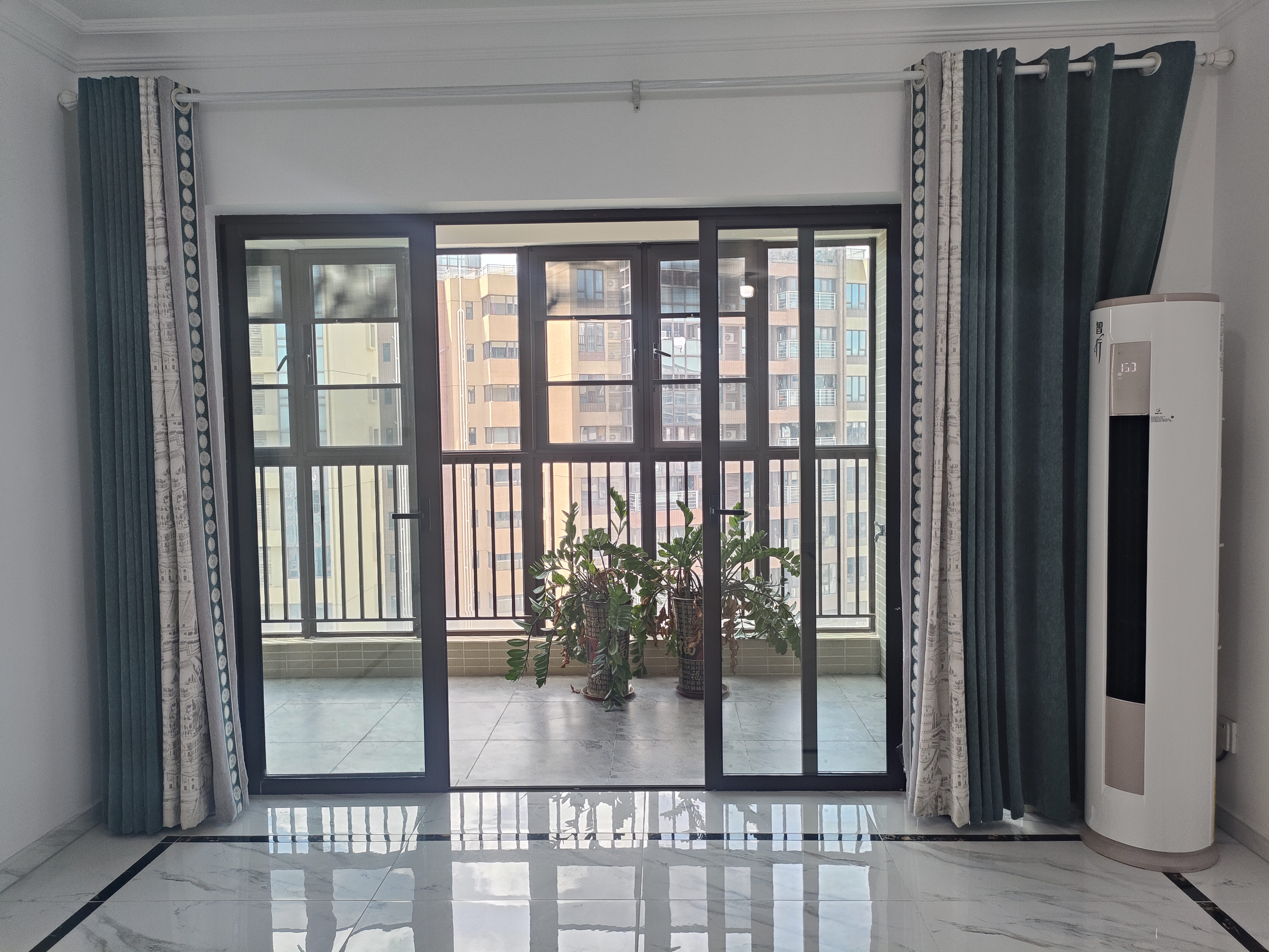 滨江海岸三期 4室2厅2卫 280.0万 滨江海岸三期 4室2厅2卫 280.0万客厅